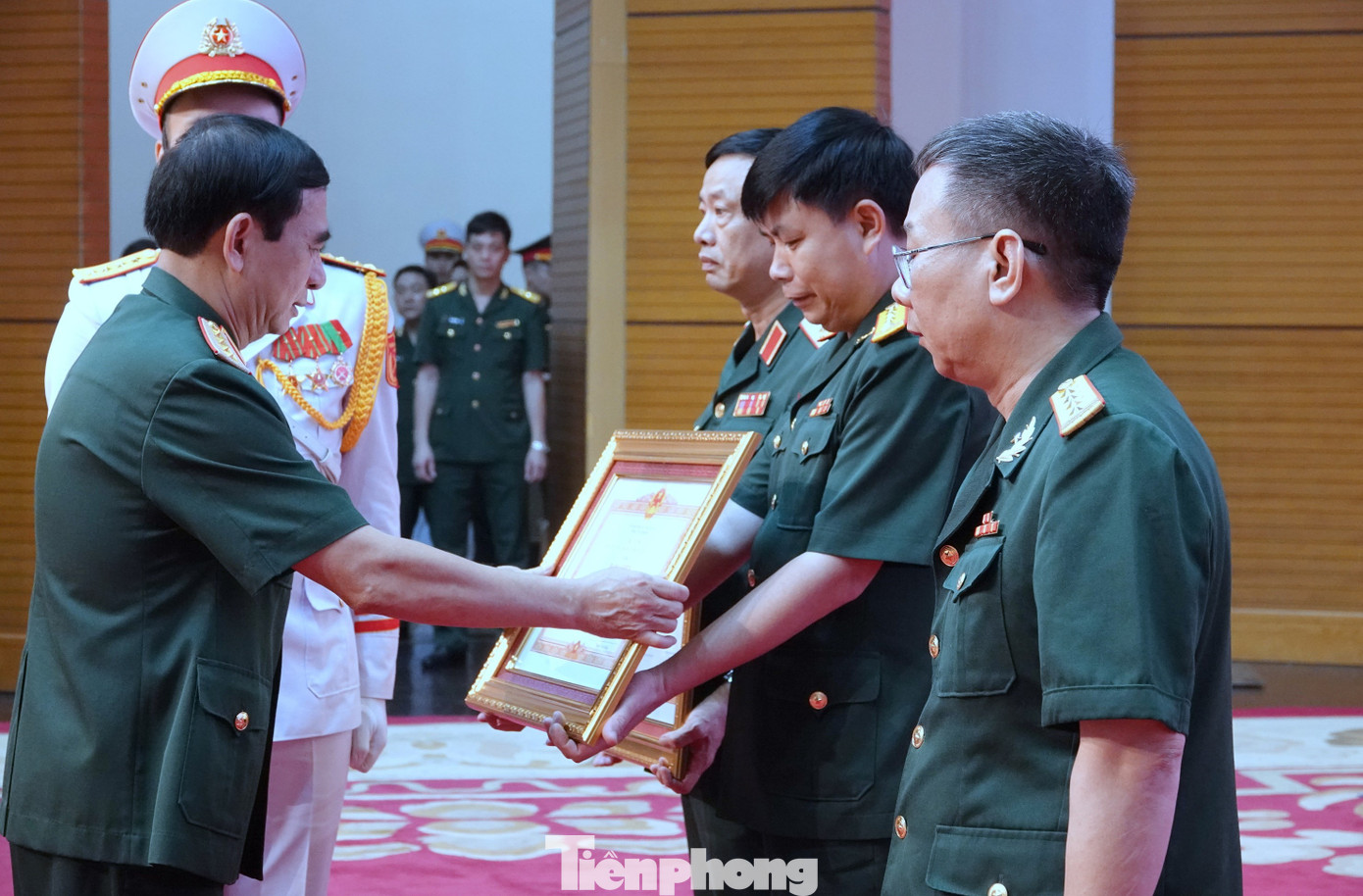 Đại tướng Phan Văn Giang - Bộ trưởng Bộ Quốc phòng, trao Bằng khen của Thủ tướng Chính phủ tặng Cục Khoa học Quân sự (Bộ Quốc phòng), Ban Thanh niên Quân đội và Viện Vũ khí (Tổng cục Công nghiệp Quốc phòng). Đại tướng Phan Văn Giang - Bộ trưởng Bộ Quốc phòng, trao Bằng khen của Thủ tướng Chính phủ tặng Cục Khoa học Quân sự (Bộ Quốc phòng), Ban Thanh niên Quân đội và Viện Vũ khí (Tổng cục Công nghiệp Quốc phòng).