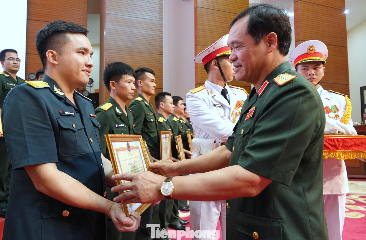 Thứ trưởng Bộ Quốc phòng Vũ Hải Sản và Phó Trưởng ban Tuyên giáo Trung ương Vũ Thanh Mai trao thưởng các tác giả đoạt giải nhì. Thứ trưởng Bộ Quốc phòng Vũ Hải Sản và Phó Trưởng ban Tuyên giáo Trung ương Vũ Thanh Mai trao thưởng các tác giả đoạt giải nhì.