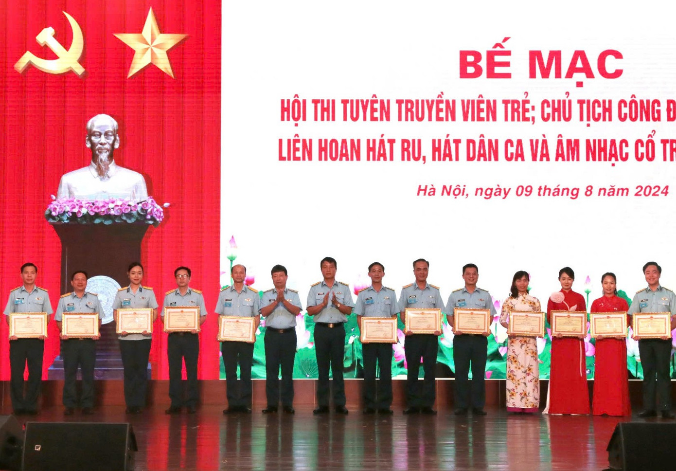 Thiếu tướng Hoàng Văn Lâu - Chủ nhiệm Chính trị Quân chủng PK-KQ và Đại tá Nguyễn Hữu Toàn - Phó Chủ nhiệm Chính trị Quân chủng PK-KQ, trao thưởng các tuyên truyền viên chính xuất sắc và cán bộ công đoàn đạt kết quả cao tại hai Hội thi.