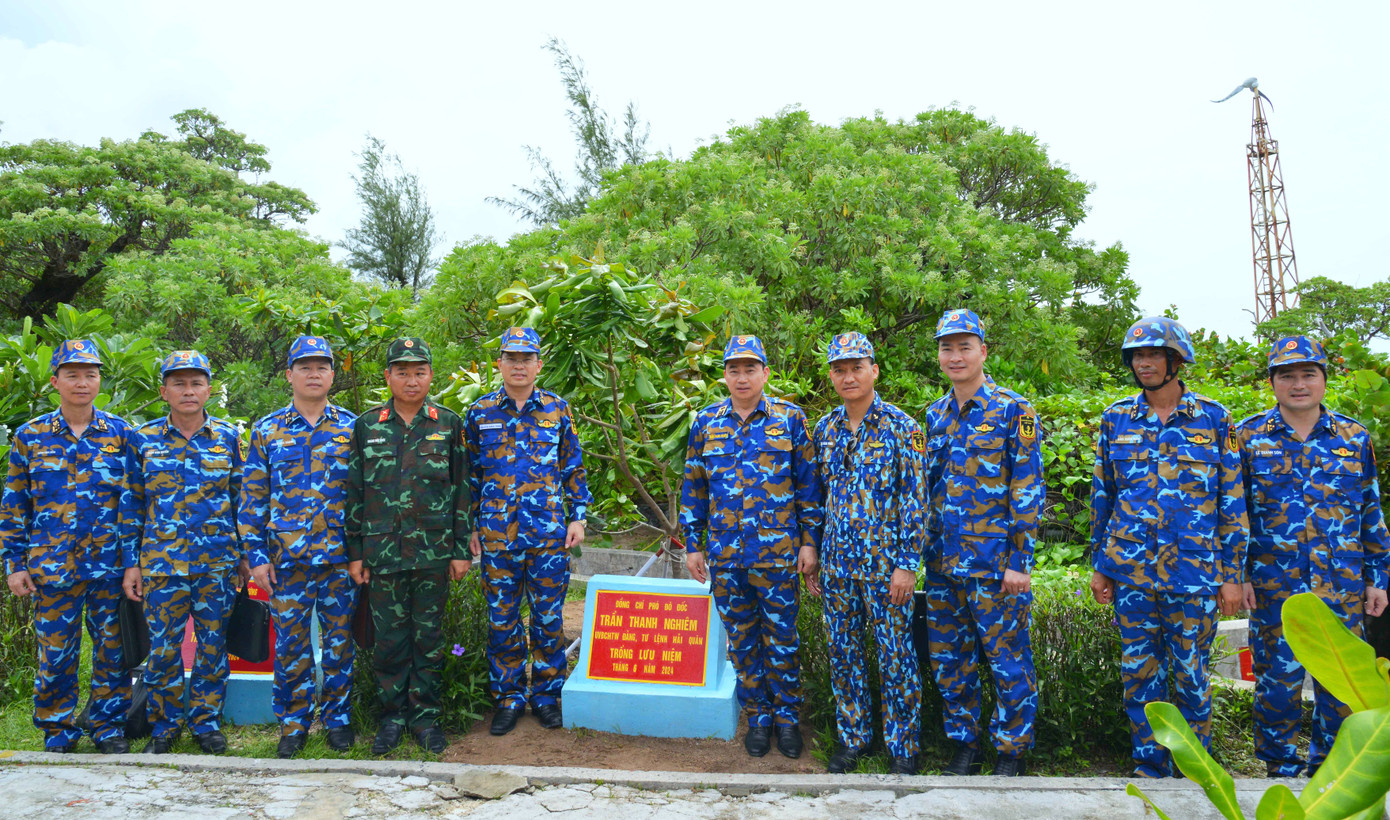 Đoàn công tác trồng cây lưu niệm tại đảo Song Tử Tây. Đoàn công tác trồng cây lưu niệm tại đảo Song Tử Tây.