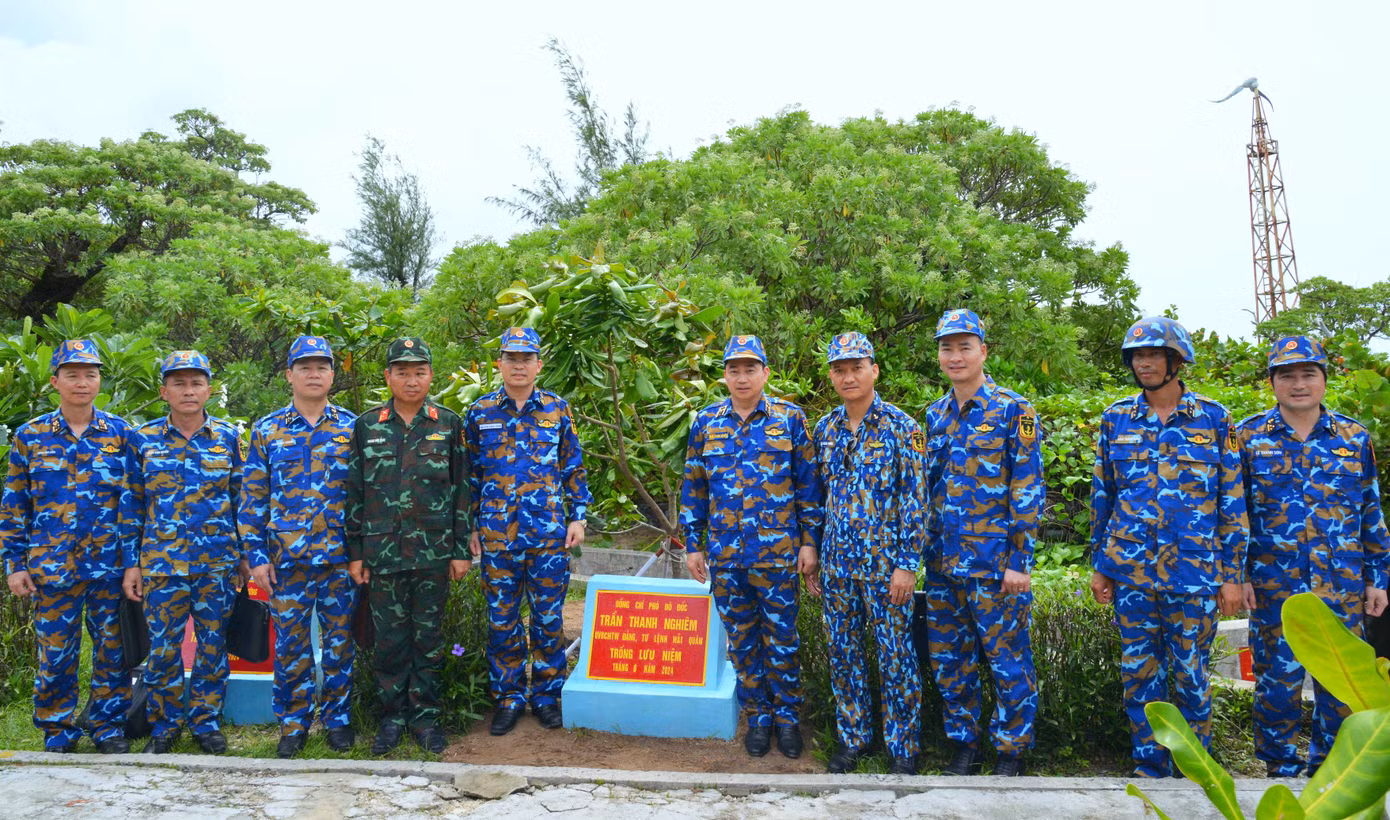 Đoàn công tác trồng cây lưu niệm tại đảo Song Tử Tây.