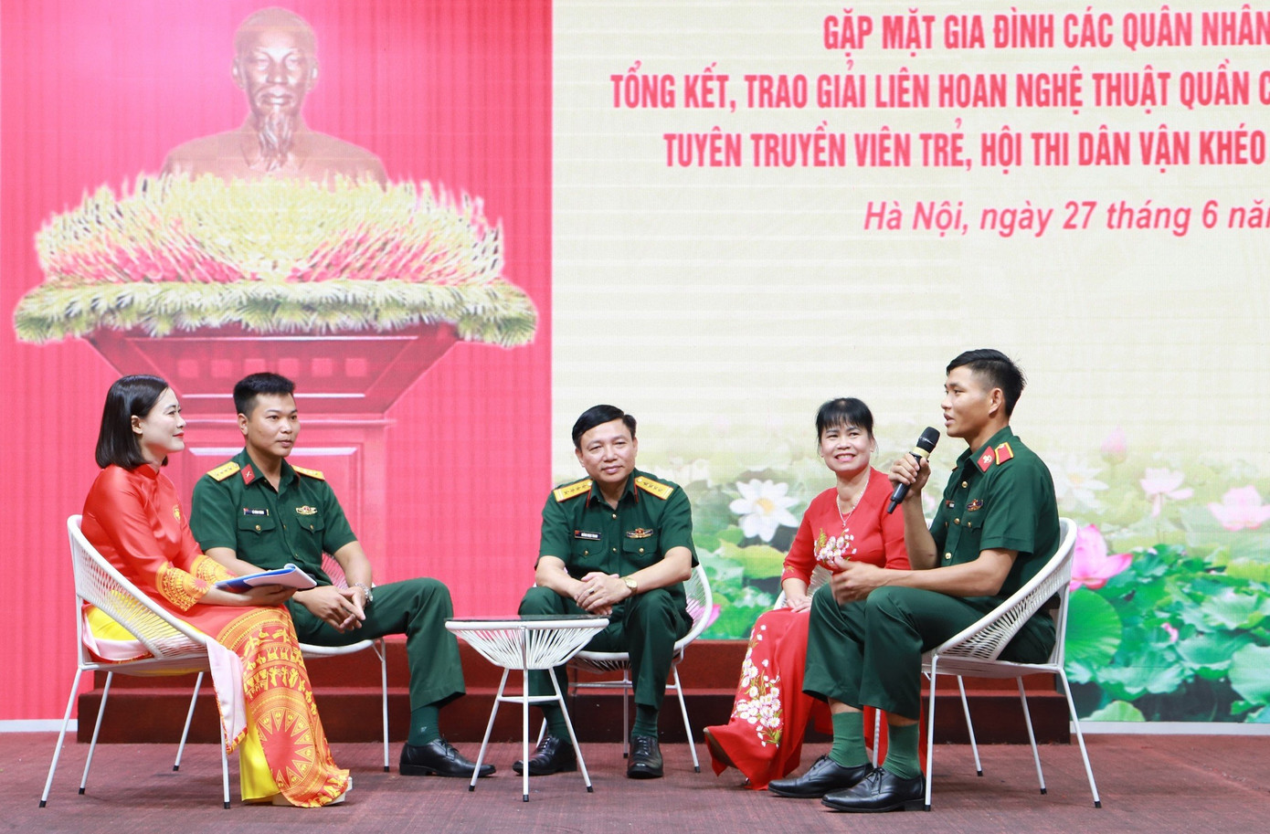 Đại diện lãnh đạo Binh chủng cùng quân nhân tiêu biểu và người thân tham gia tọa đàm. Đại diện lãnh đạo Binh chủng cùng quân nhân tiêu biểu và người thân tham gia tọa đàm.