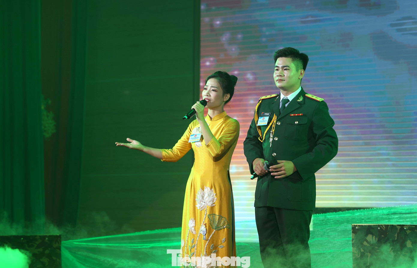 Thiếu tá quân nhân chuyên nghiệp Nguyễn Thuỷ Tiên và đồng đội thể hiện tài năng tại hội thi.