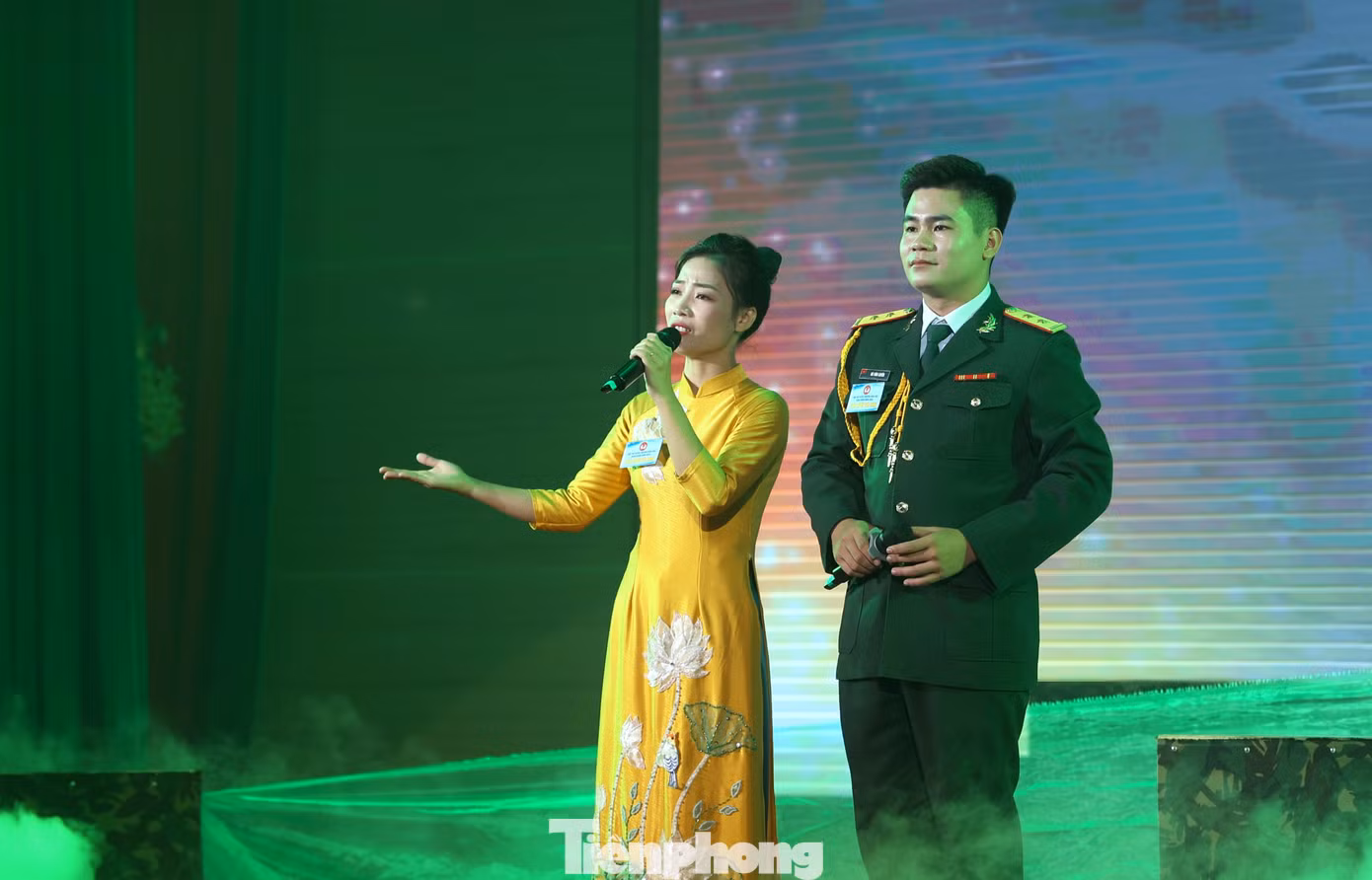 Thiếu tá quân nhân chuyên nghiệp Nguyễn Thuỷ Tiên và đồng đội thể hiện tài năng tại hội thi. Thiếu tá quân nhân chuyên nghiệp Nguyễn Thuỷ Tiên và đồng đội thể hiện tài năng tại hội thi.