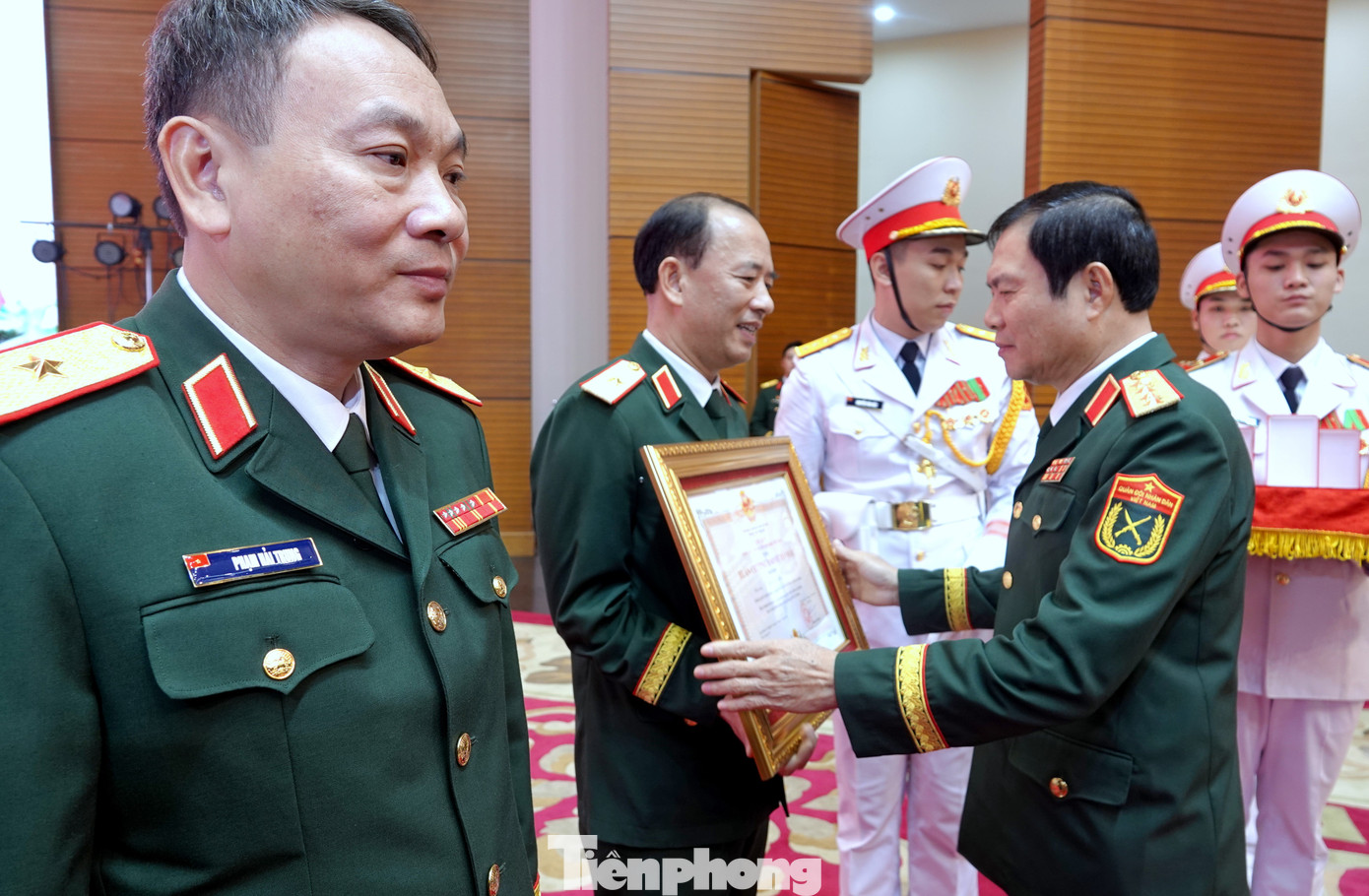 Đại tướng Nguyễn Tân Cương trao Huân chương Bảo vệ Tổ quốc hạng Nhất, hạng Nhì, hạng Ba tặng các cán bộ chỉ huy cơ quan, đơn vị.