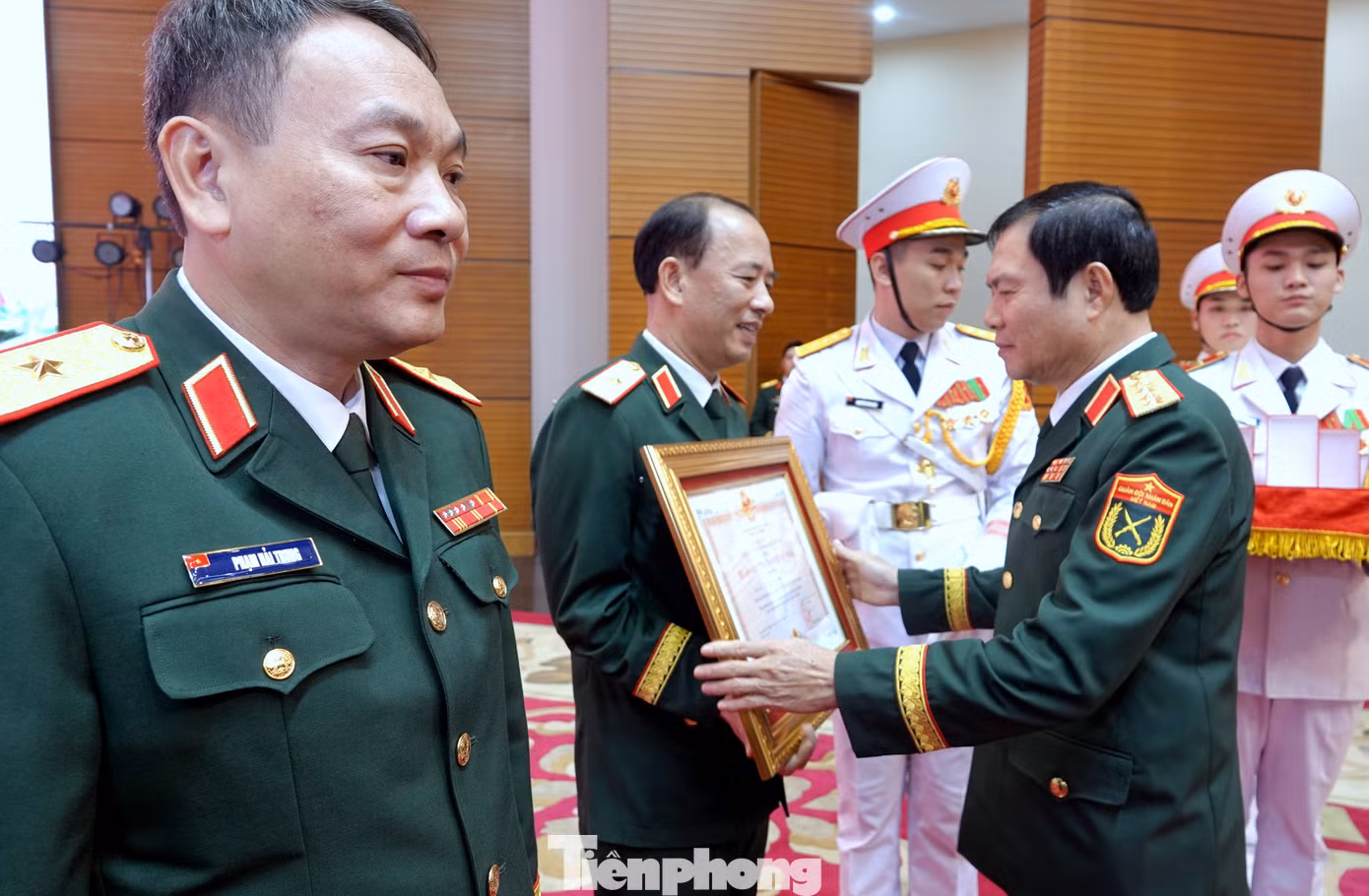 Đại tướng Nguyễn Tân Cương trao Huân chương Bảo vệ Tổ quốc hạng Nhất, hạng Nhì, hạng Ba tặng các cán bộ chỉ huy cơ quan, đơn vị.