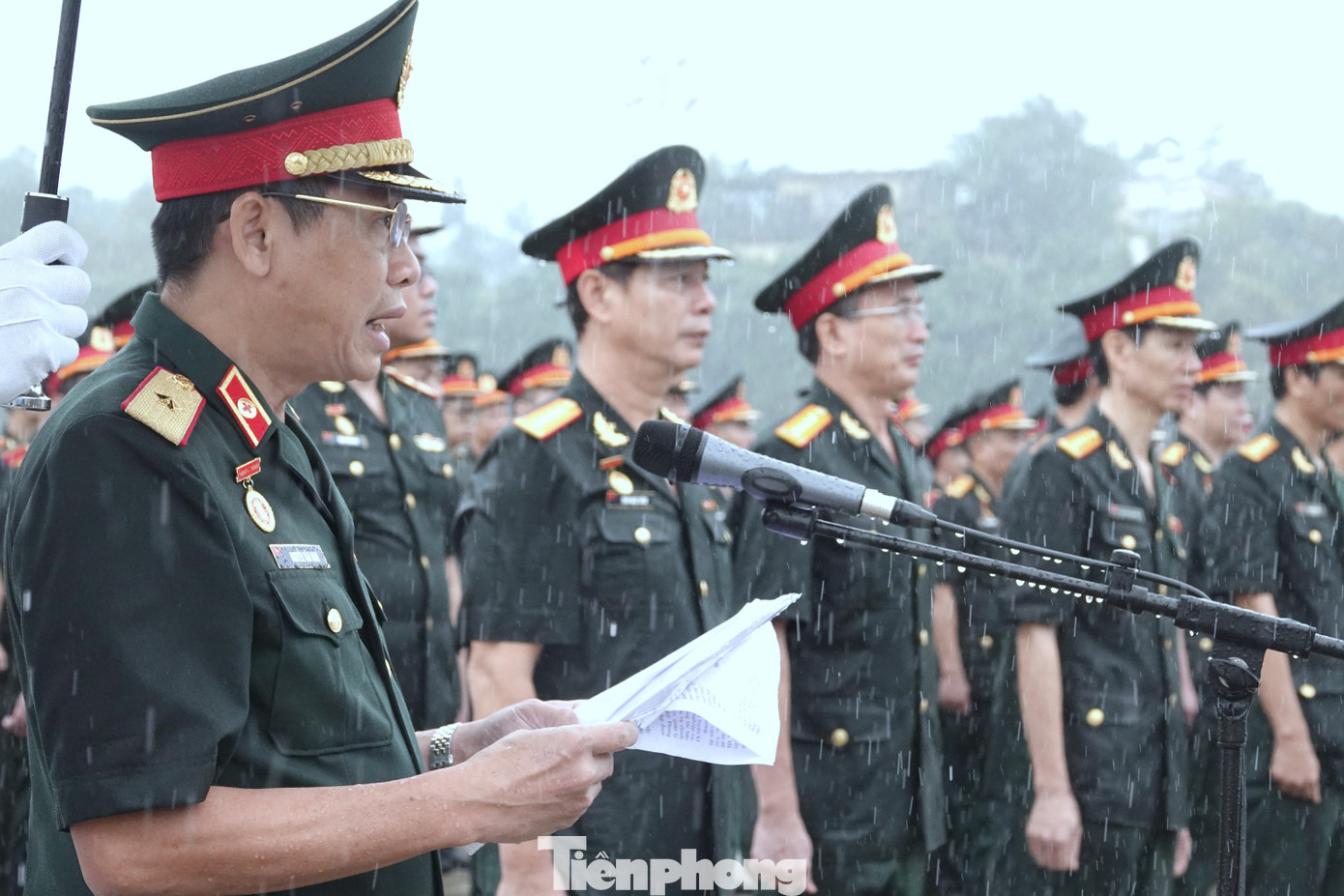 Thiếu tướng, PGS.TS Nguyễn Văn Nam - Phó Chính ủy Học viện Quân y, báo cáo với Bác những thành tích xuất sắc trong 5 năm qua của toàn Học viện.