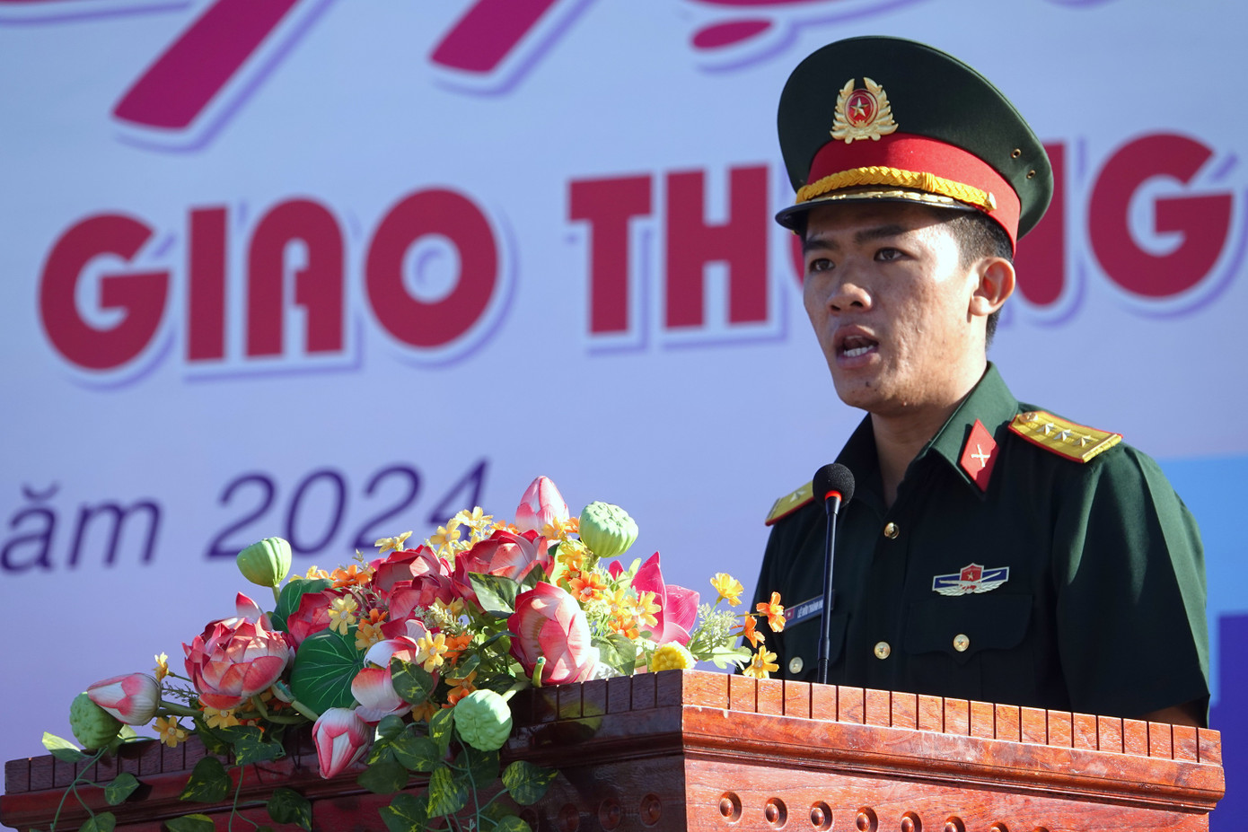 Đại diện tuổi trẻ các lực lượng tham gia ngày hội phát biểu hứa hẹn quyết tâm. Đại diện tuổi trẻ các lực lượng tham gia ngày hội phát biểu hứa hẹn quyết tâm.