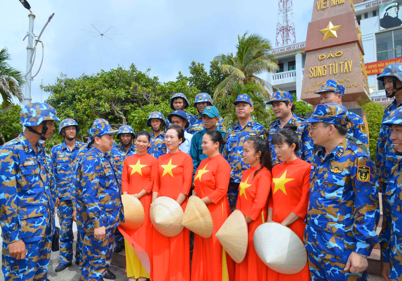 Tư lệnh Hải quân và đoàn công tác thăm hỏi, động viên quân dân đảo Song Tử Tây.