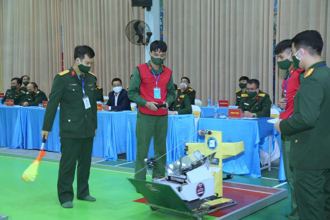 Những năm qua, cuộc thi Robocon của Học viện Kỹ thuật Quân sự đã trở thành phong trào “sáng tạo robot” thu hút sự say mê sáng tạo của học viên, sinh viên. Những năm qua, cuộc thi Robocon của Học viện Kỹ thuật Quân sự đã trở thành phong trào “sáng tạo robot” thu hút sự say mê sáng tạo của học viên, sinh viên.