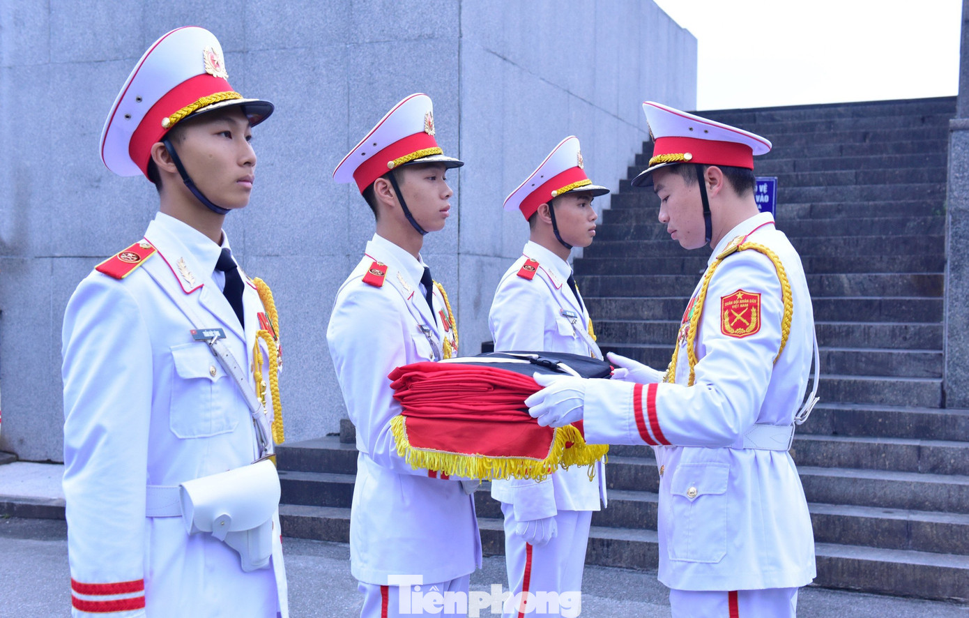 Cán bộ, chiến sĩ Đoàn 275 thuộc Bộ Tư lệnh Bảo vệ Lăng Chủ tịch Hồ Chí Minh thực hiện các bước chuẩn bị trước khi tiến ra Quảng trường Ba Đình tiến hành nghi thức treo cờ rủ Quốc tang Tổng Bí thư Nguyễn Phú Trọng.