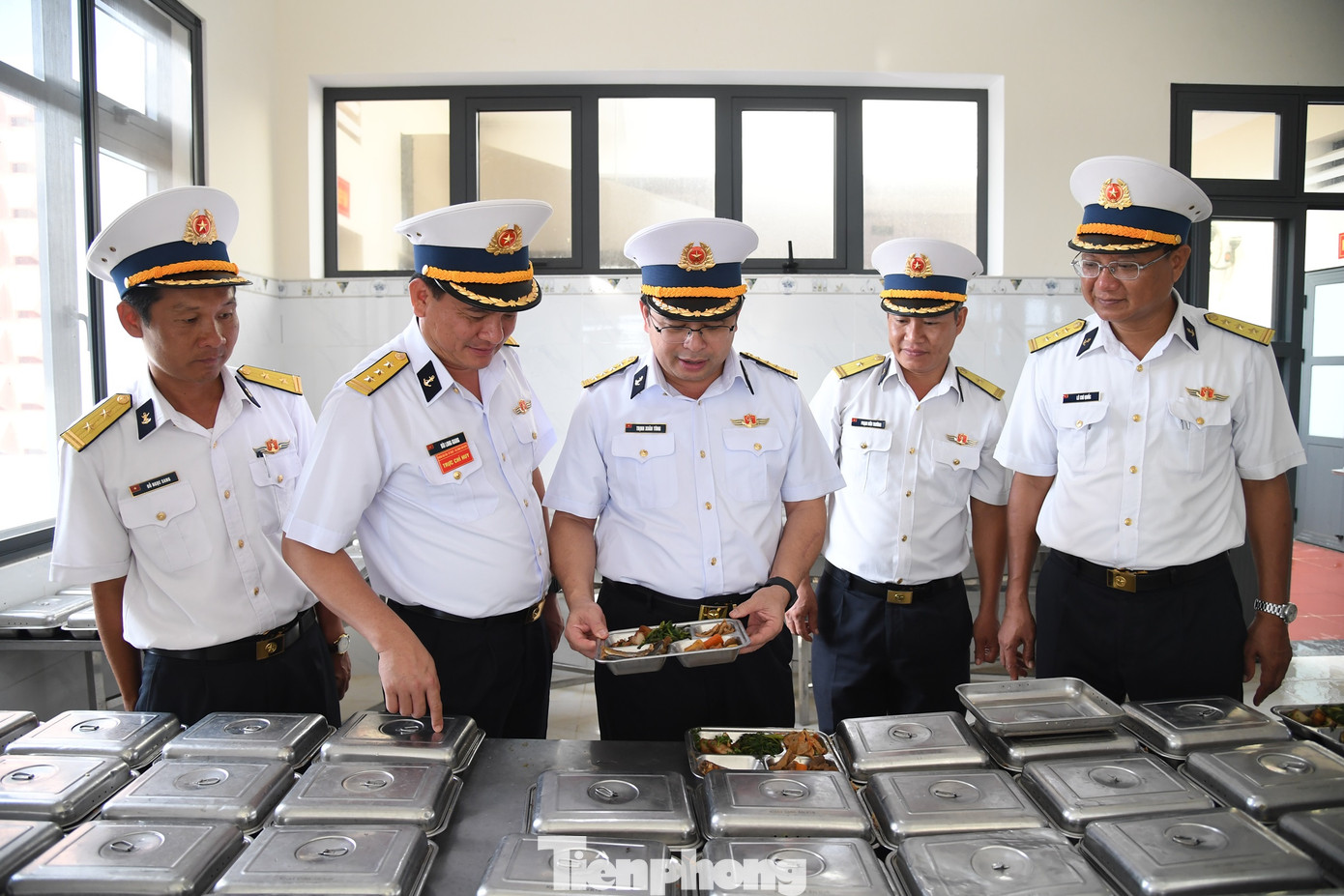Đại tá Trịnh Xuân Tùng kiểm tra khẩu phần ăn của bộ đội tại Tiểu đoàn Hải quân đánh bộ 563. Đại tá Trịnh Xuân Tùng kiểm tra khẩu phần ăn của bộ đội tại Tiểu đoàn Hải quân đánh bộ 563.
