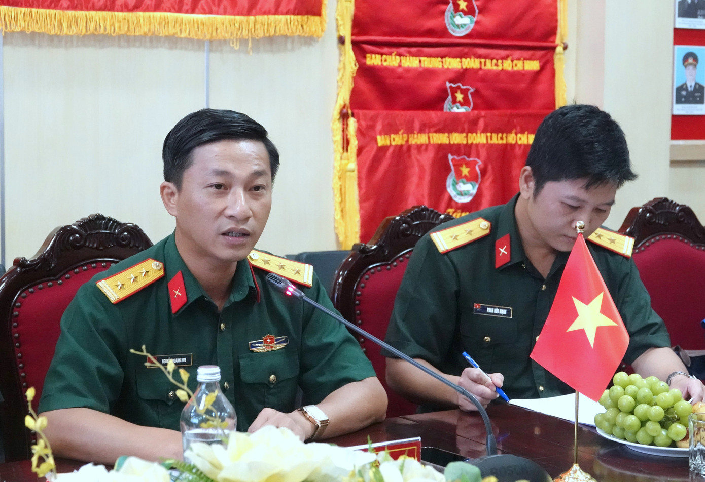 Thượng tá Nguyễn Quang Huy - Phó Trưởng Ban Thanh niên Quân đội (Trưởng đoàn Sĩ quan trẻ Việt Nam), phát biểu tại tọa đàm.