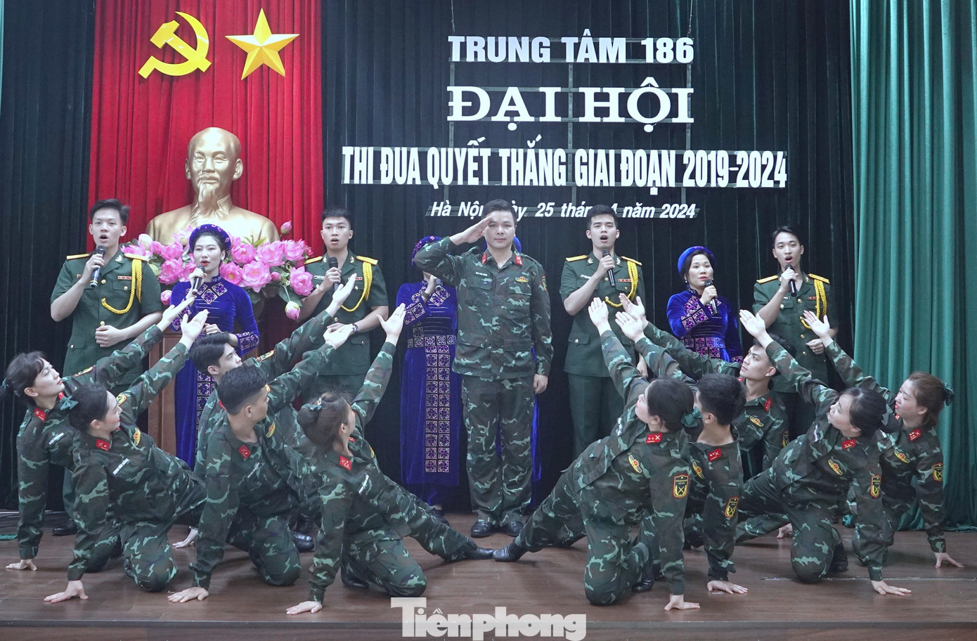 Chương trình văn nghệ chào mừng đại hội của cán bộ, ĐVTN Trung tâm 186 và đơn vị kết nghĩa.