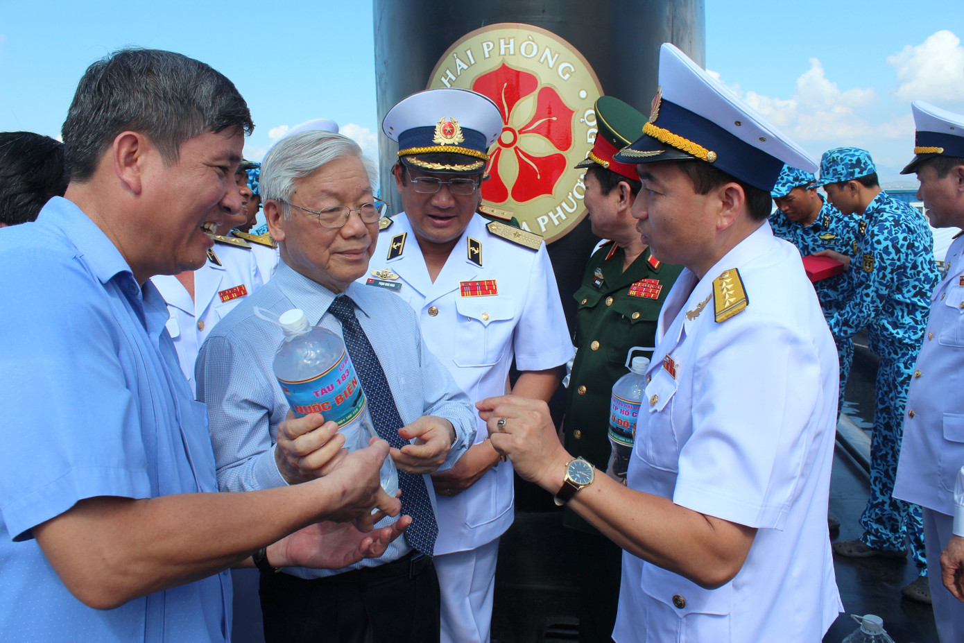 Tổng Bí thư Nguyễn Phú Trọng tới thăm, động viên các đơn vị Hải quân tại căn cứ quân sự Cam Ranh, tháng 5/2016. Ảnh: PV Tổng Bí thư Nguyễn Phú Trọng tới thăm, động viên các đơn vị Hải quân tại căn cứ quân sự Cam Ranh, tháng 5/2016. Ảnh: PV