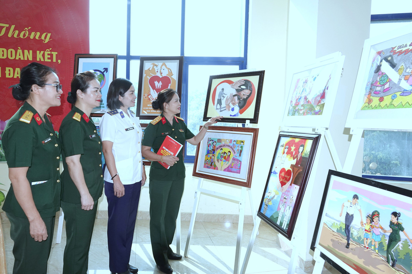 Các hoạt động tại chương trình đã góp phần phản ánh hành trình cống hiến đầy nhiệt huyết của đội ngũ cán bộ chuyên trách công tác phụ nữ trong Quân đội 30 năm qua.