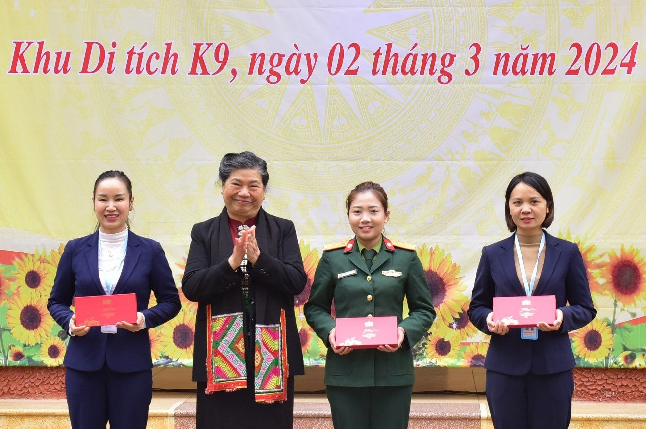 Nguyên Phó Chủ tịch Thường trực Quốc hội Tòng Thị Phóng tặng quà các nữ quân nhân Đoàn 285 (Bộ tư lệnh Bảo vệ Lăng) nhân kỷ niệm ngày Quốc tế Phụ nữ 8/3. Nguyên Phó Chủ tịch Thường trực Quốc hội Tòng Thị Phóng tặng quà các nữ quân nhân Đoàn 285 (Bộ tư lệnh Bảo vệ Lăng) nhân kỷ niệm ngày Quốc tế Phụ nữ 8/3.