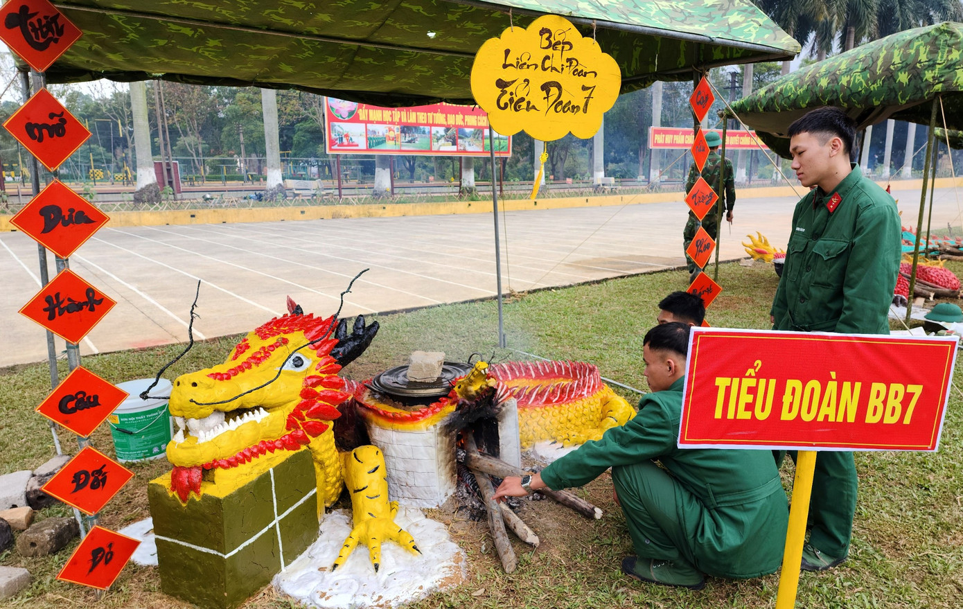 Đoàn viên Liên chi đoàn Tiểu đoàn 7 (Đoàn cơ sở Trung đoàn 141) nấu bánh chưng xanh đón Tết.
