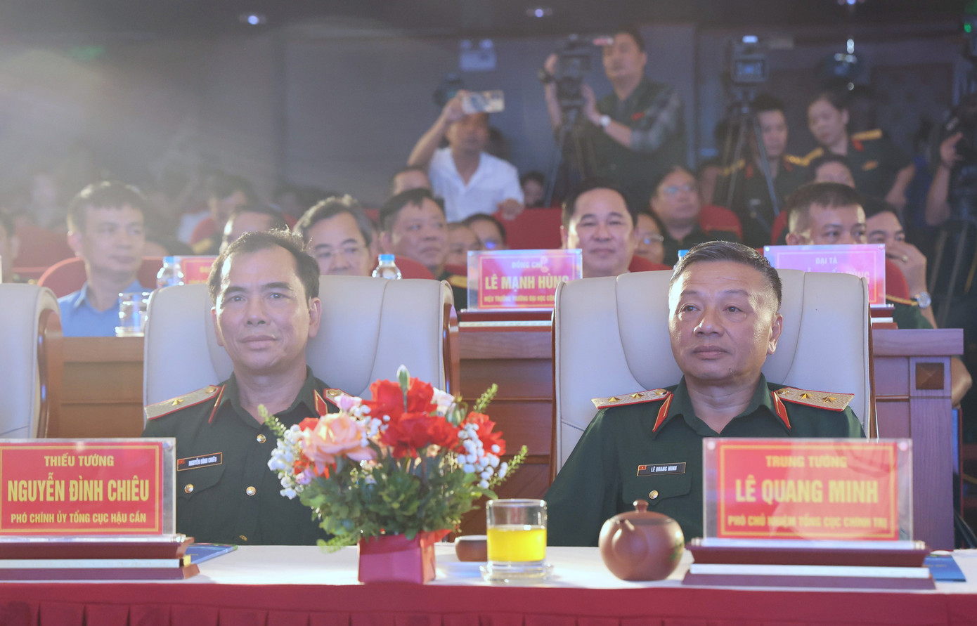 Lãnh đạo, đại biểu các cơ quan, đơn vị trong và ngoài Quân đội tham dự khai mạc hội thi, sáng 7/10.