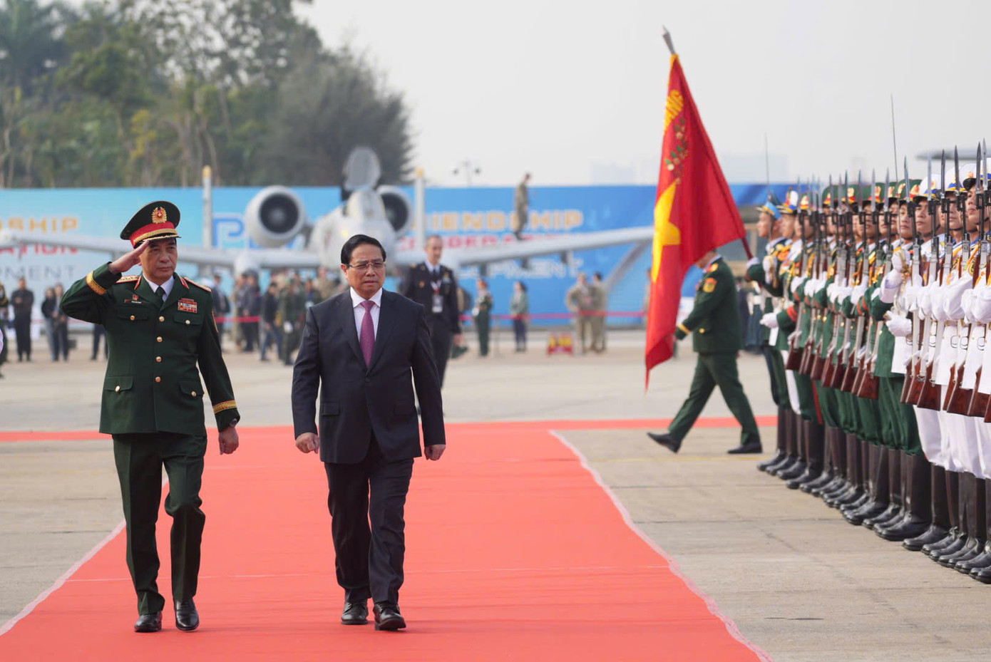 Đội danh dự Quân đội nhân dân Việt Nam chào đón Thủ tướng Phạm Minh Chính tới dự khai mạc triển lãm. Ảnh: Công Hướng