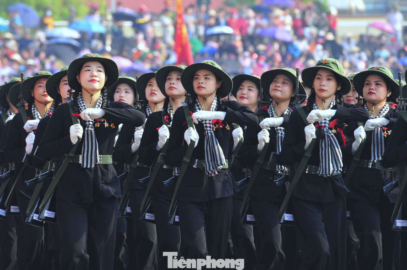 Những nữ dân quân được tuyển chọn có đủ phẩm chất chính trị, đạo đức, trình độ và sức khỏe.