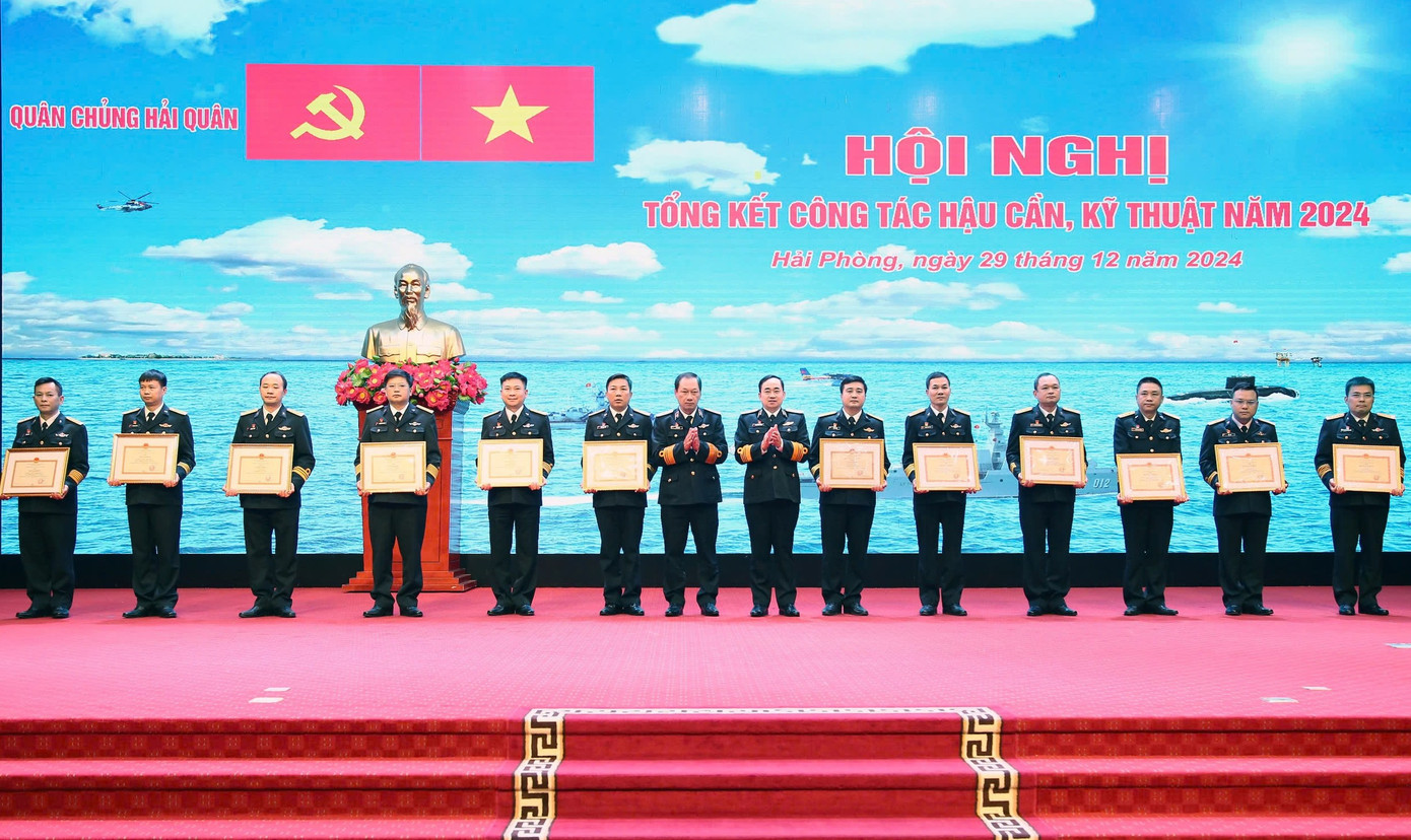 Tại hội nghị, lãnh đạo Quân chủng Hải quân trao Bằng khen tặng các tập thể, cá nhân có thành tích xuất sắc trong phong trào thi đua của ngành HC-KT. Tại hội nghị, lãnh đạo Quân chủng Hải quân trao Bằng khen tặng các tập thể, cá nhân có thành tích xuất sắc trong phong trào thi đua của ngành HC-KT.