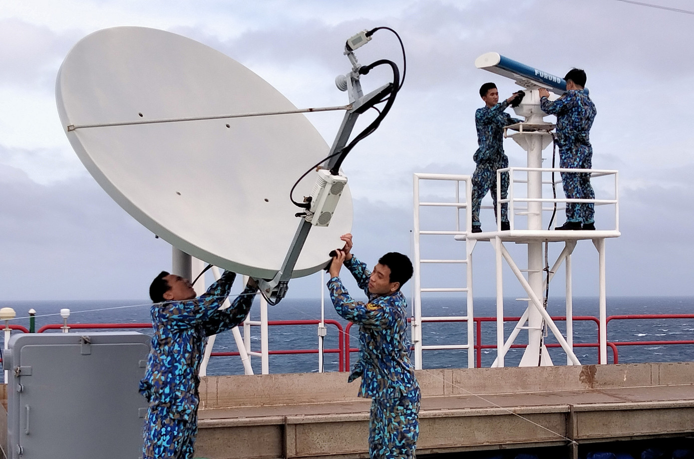 Chiến sĩ Nhà giàn DK1 bảo quản trang bị kỹ thuật.