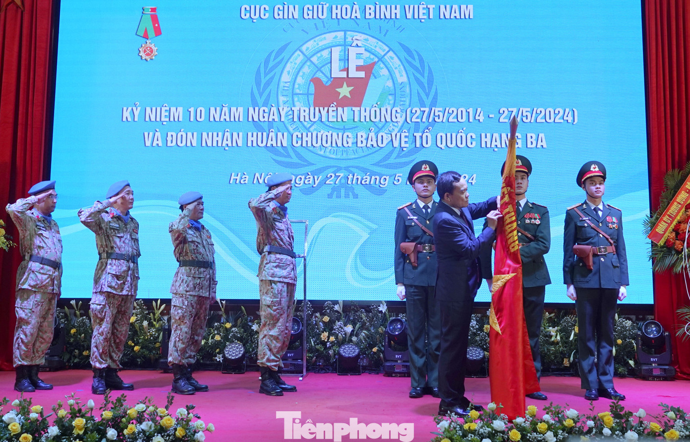 Phó Thủ tướng Chính phủ Trần Lưu Quang trao Huân chương Bảo vệ Tổ quốc hạng Ba tặng Cục GGHB Việt Nam.