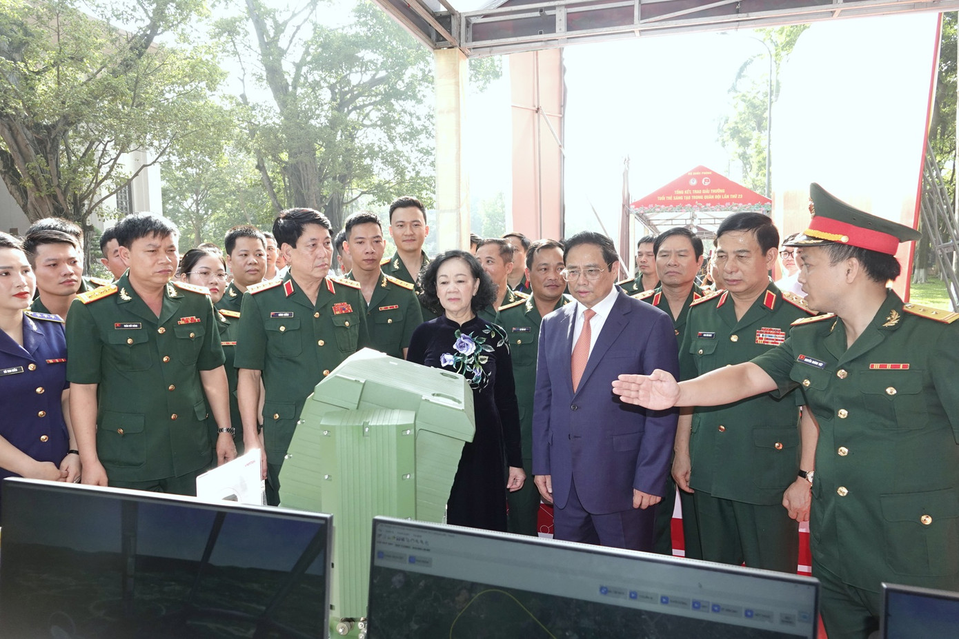 Lãnh đạo Đảng, Nhà nước, Quân đội tham quan khu trưng bày sản phẩm tham gia Giải thưởng Tuổi trẻ sáng tạo trong Quân đội. Ảnh: Nguyễn Minh Lãnh đạo Đảng, Nhà nước, Quân đội tham quan khu trưng bày sản phẩm tham gia Giải thưởng Tuổi trẻ sáng tạo trong Quân đội. Ảnh: Nguyễn Minh