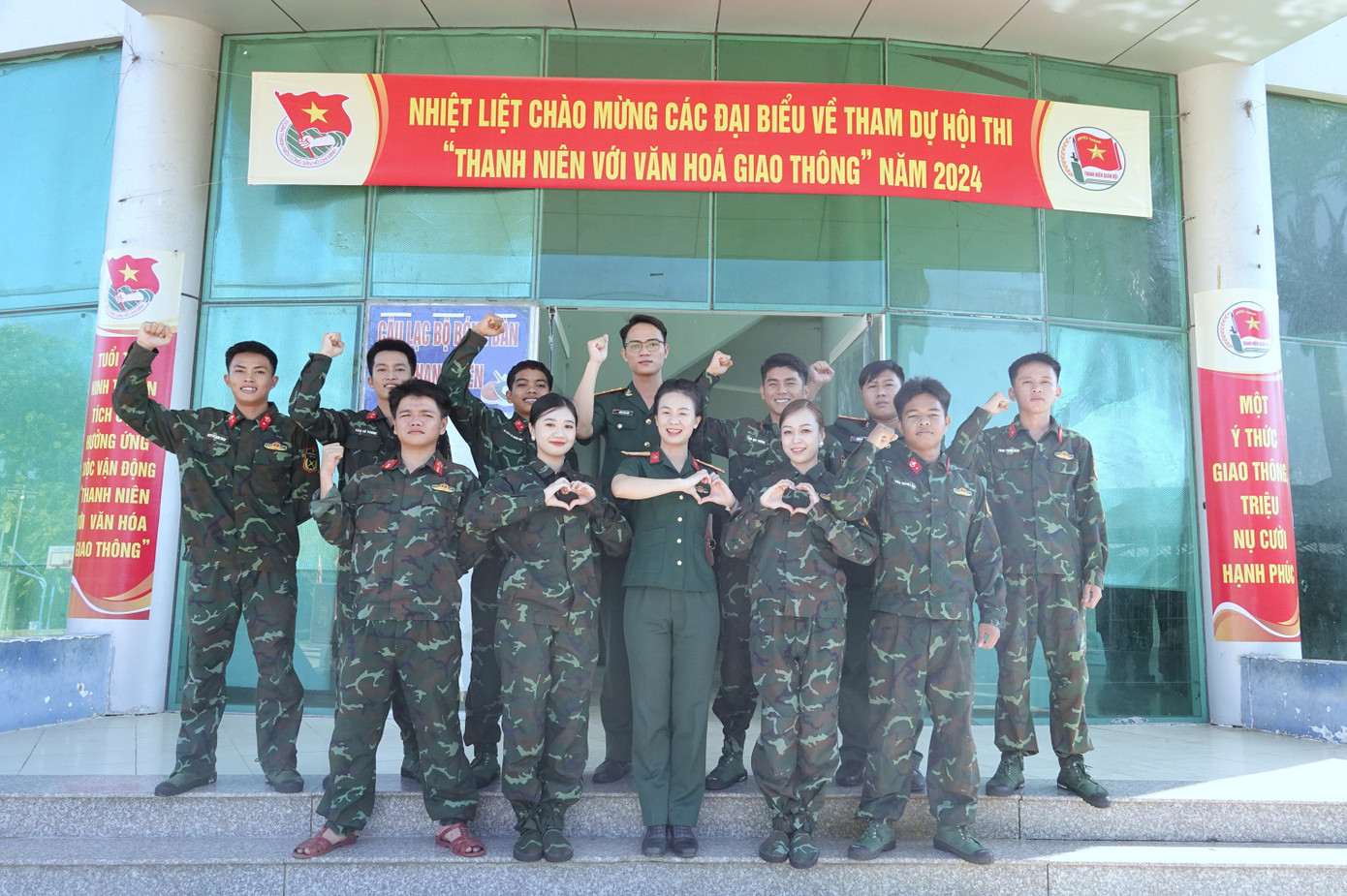 Tuổi trẻ Lữ đoàn Đặc công nước 5 (Binh chủng Đặc công) thể hiện quyết tâm trước khi bước vào hội thi, ngày 8/4. Tuổi trẻ Lữ đoàn Đặc công nước 5 (Binh chủng Đặc công) thể hiện quyết tâm trước khi bước vào hội thi, ngày 8/4.