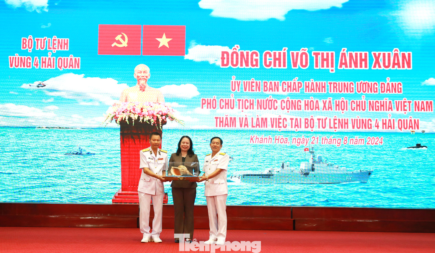 Bộ Tư lệnh Vùng 4 Hải quân trao quà lưu niệm tặng Phó Chủ tịch nước. Bộ Tư lệnh Vùng 4 Hải quân trao quà lưu niệm tặng Phó Chủ tịch nước.