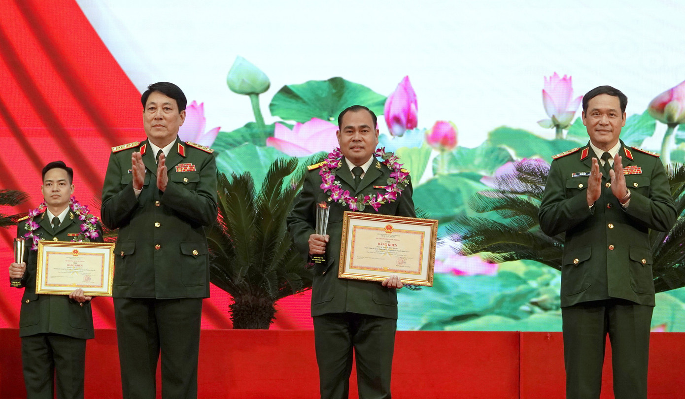 Đại tướng Lương Cường - Chủ nhiệm Tổng cục Chính trị QĐND Việt Nam và Thượng tướng Vũ Hải Sản - Thứ trưởng Bộ Quốc phòng, trao Bằng khen và biểu trưng tặng các GMTTB toàn quân năm 2023.