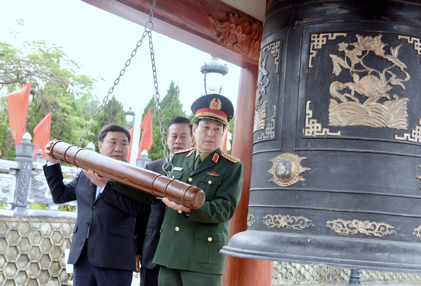 Đại tướng Lương Cường và Quyền Bí thư Tỉnh uỷ Hà Giang Nguyễn Mạnh Dũng thỉnh chuông tại Đền thờ các Anh hùng liệt sĩ ở Nghĩa trang Liệt sĩ quốc gia Vị Xuyên, sáng 22/1.