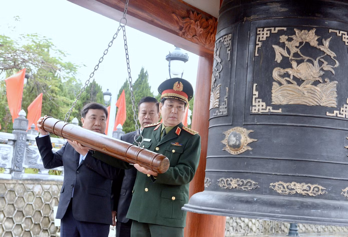 Đại tướng Lương Cường và Quyền Bí thư Tỉnh uỷ Hà Giang Nguyễn Mạnh Dũng thỉnh chuông tại Đền thờ các Anh hùng liệt sĩ ở Nghĩa trang Liệt sĩ quốc gia Vị Xuyên, sáng 22/1. Đại tướng Lương Cường và Quyền Bí thư Tỉnh uỷ Hà Giang Nguyễn Mạnh Dũng thỉnh chuông tại Đền thờ các Anh hùng liệt sĩ ở Nghĩa trang Liệt sĩ quốc gia Vị Xuyên, sáng 22/1.