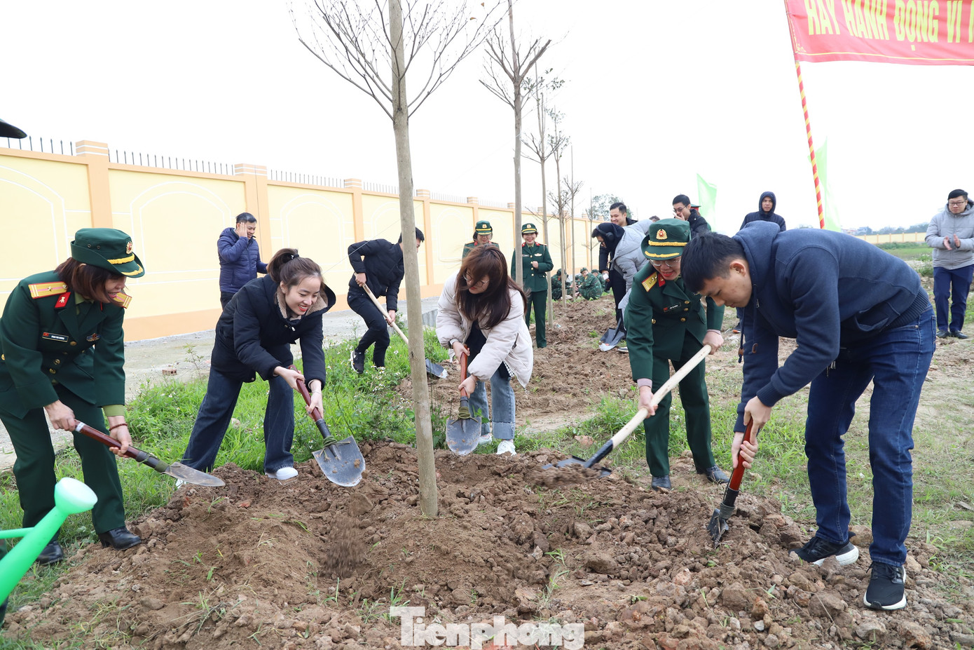 Tết trồng cây và lễ ra quân Tháng Thanh niên 2024 tại Học viện Kỹ thuật Quân sự có sự tham gia của đông đảo cán bộ, đoàn viên thanh niên trong và ngoài Học viện. Tết trồng cây và lễ ra quân Tháng Thanh niên 2024 tại Học viện Kỹ thuật Quân sự có sự tham gia của đông đảo cán bộ, đoàn viên thanh niên trong và ngoài Học viện.
