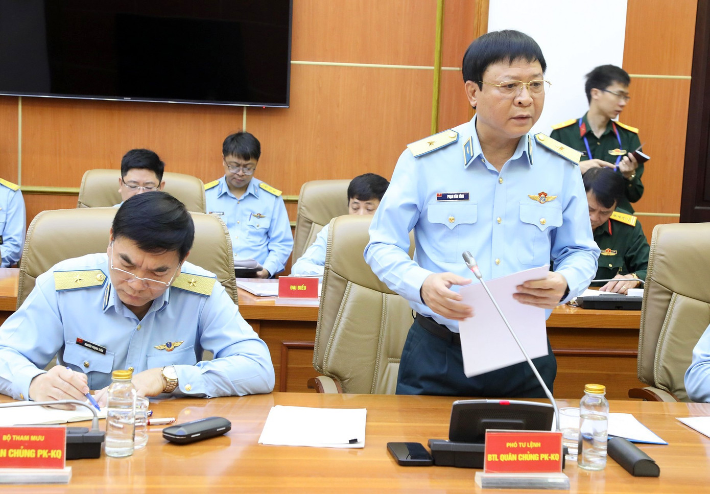 Lãnh đạo Quân chủng Phòng không - Không quân báo cáo tiến độ xây dựng sân bay quân sự Phan Thiết.