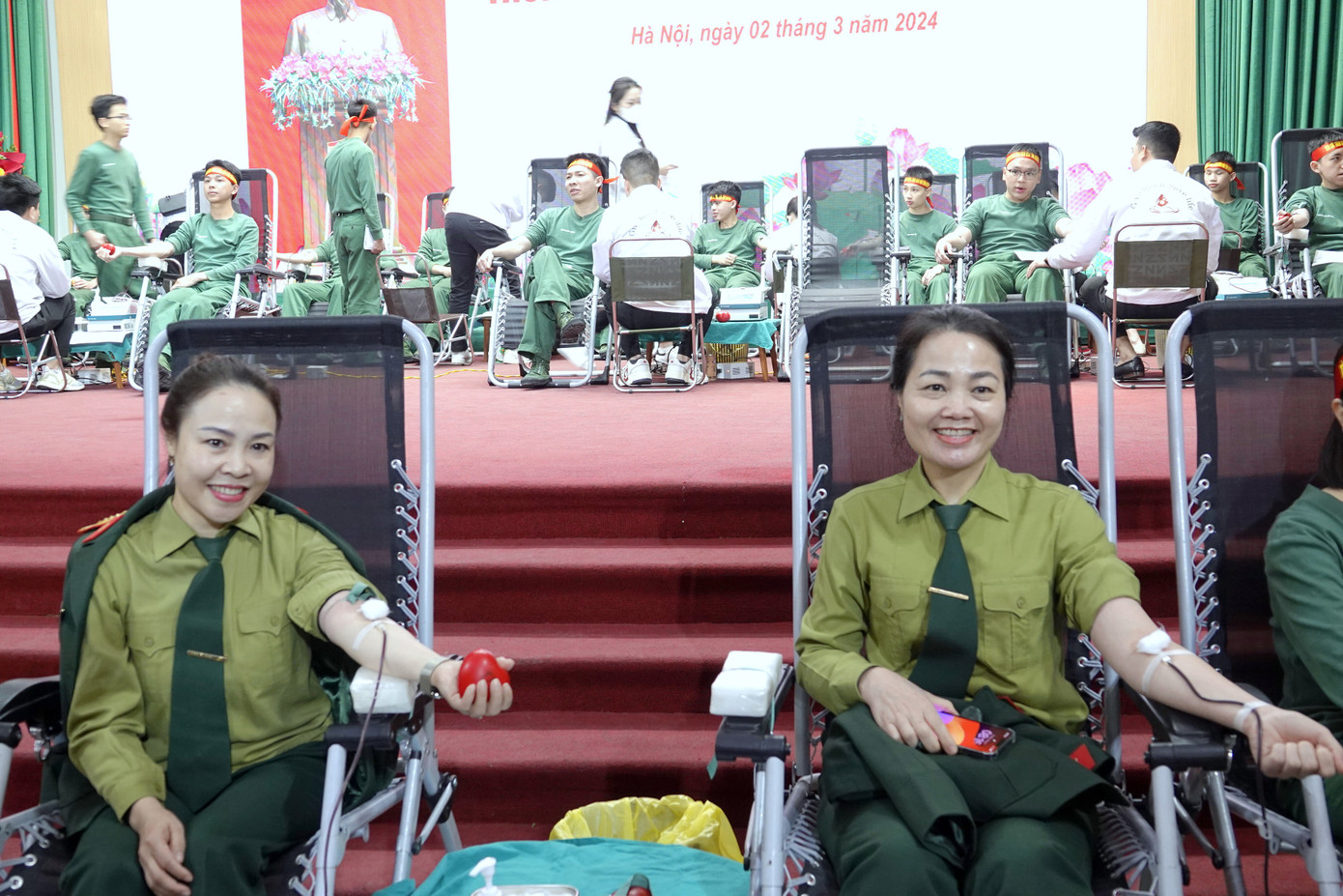 Ngay sau lễ phát động, hàng trăm cán bộ, đoàn viên thanh niên Học viện Quân y đã sôi nổi đăng ký và tham gia hiến máu tình nguyện. Ngay sau lễ phát động, hàng trăm cán bộ, đoàn viên thanh niên Học viện Quân y đã sôi nổi đăng ký và tham gia hiến máu tình nguyện.