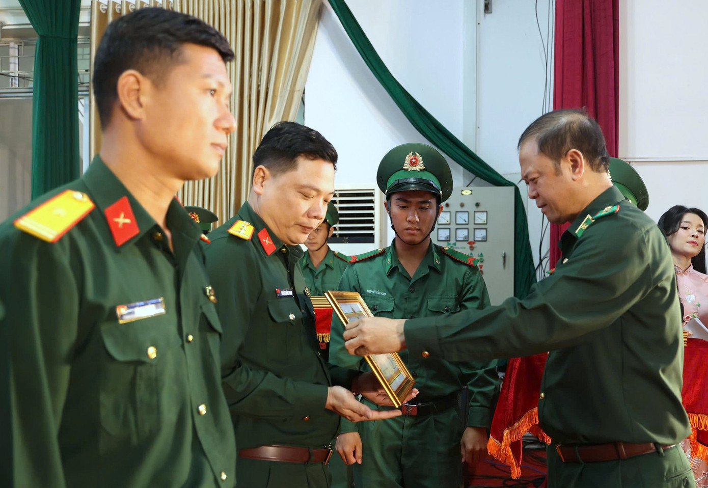 Ban tổ chức chương trình trao Bằng khen của Tổng cục Chính trị tặng 20 tập thể có thành tích xuất sắc trong triển khai, tổ chức thực hiện giai đoạn 1 Đề án 1371 trong TNQĐ. Ban tổ chức chương trình trao Bằng khen của Tổng cục Chính trị tặng 20 tập thể có thành tích xuất sắc trong triển khai, tổ chức thực hiện giai đoạn 1 Đề án 1371 trong TNQĐ.