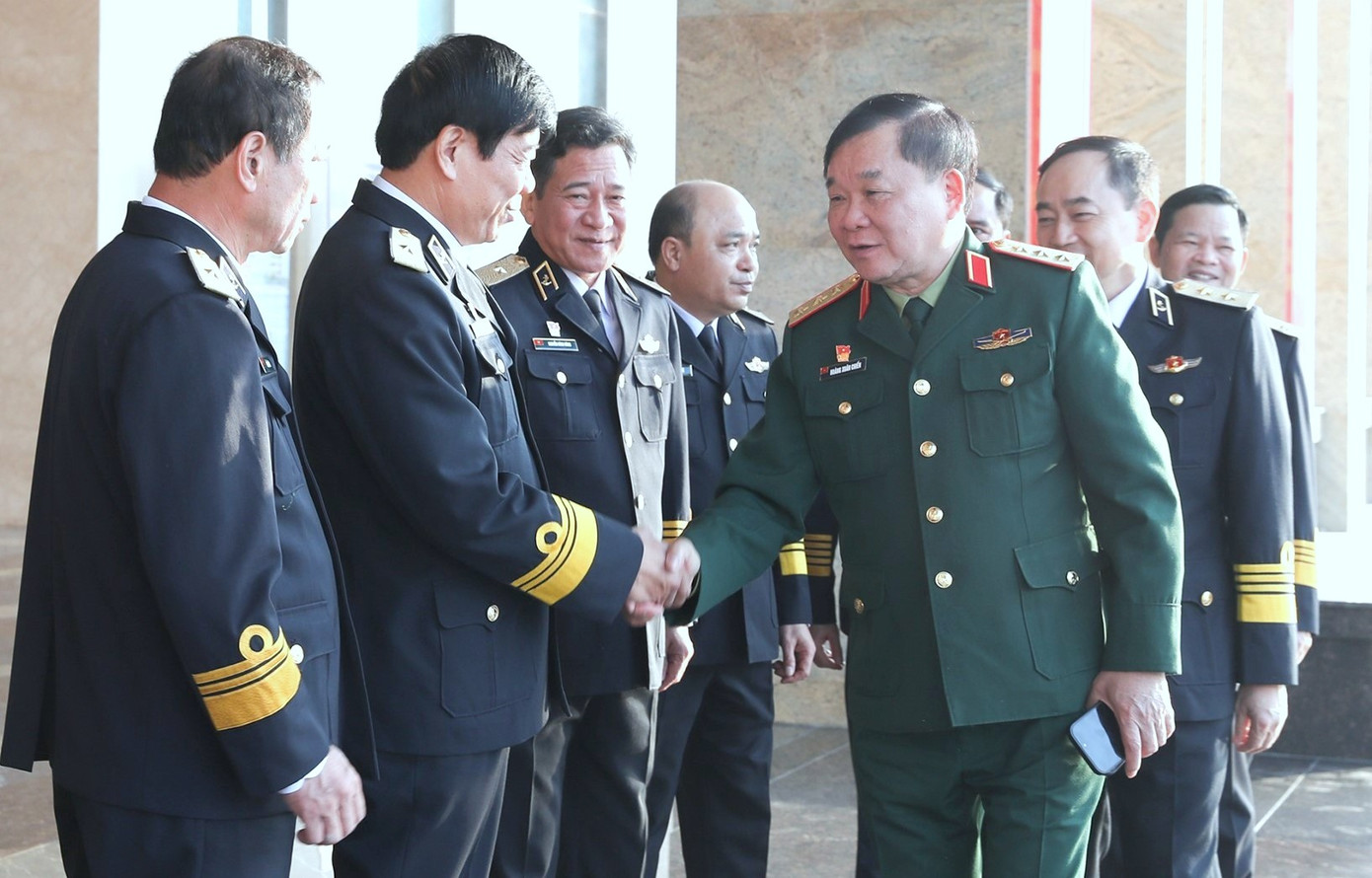 Lãnh đạo Quân chủng Hải quân đón Thứ trưởng Bộ Quốc phòng tới dự, chỉ đạo hội nghị. Lãnh đạo Quân chủng Hải quân đón Thứ trưởng Bộ Quốc phòng tới dự, chỉ đạo hội nghị.