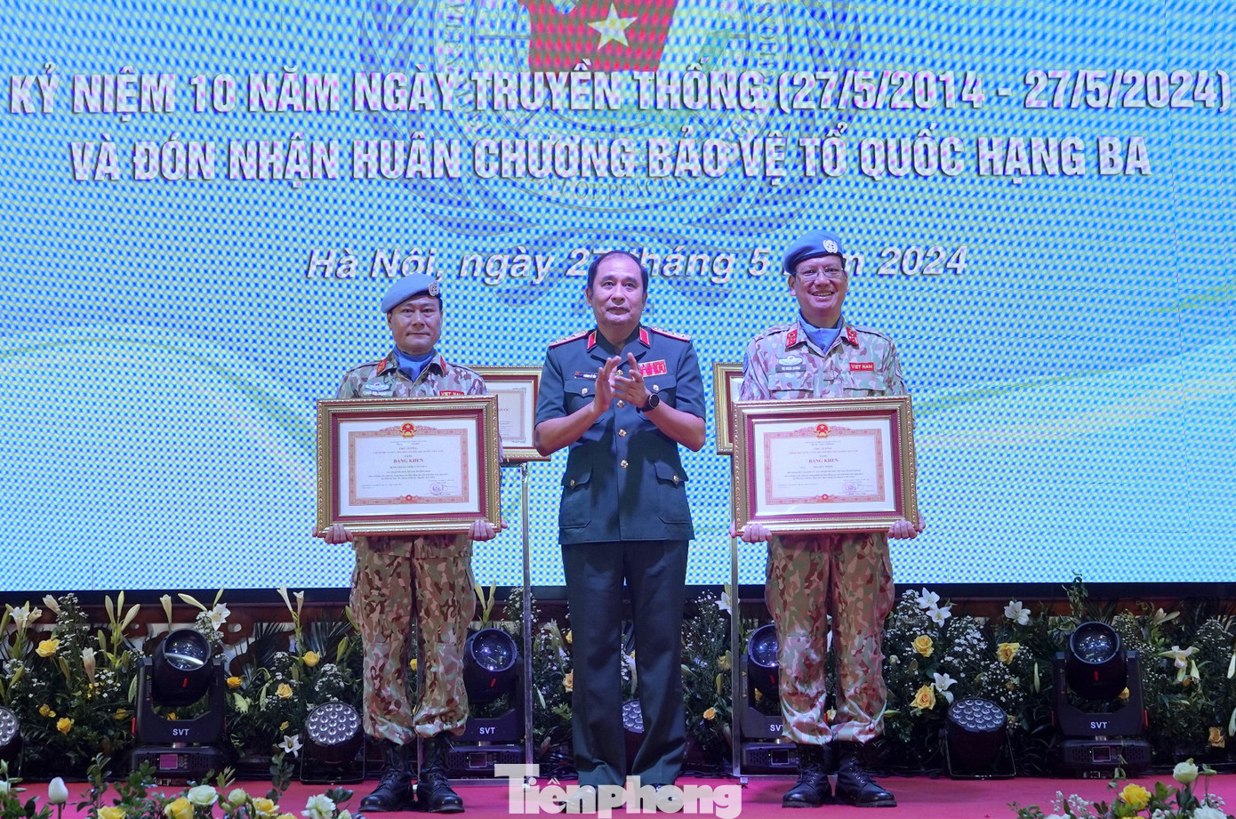 Lãnh đạo Bộ Tổng tham mưu trao Bằng khen của Thủ tướng Chính phủ tặng Bệnh viện dã chiến cấp 2 số 4 và Đại tá Mạc Đức Trọng - Phó Cục trưởng Cục GGHB Việt Nam.