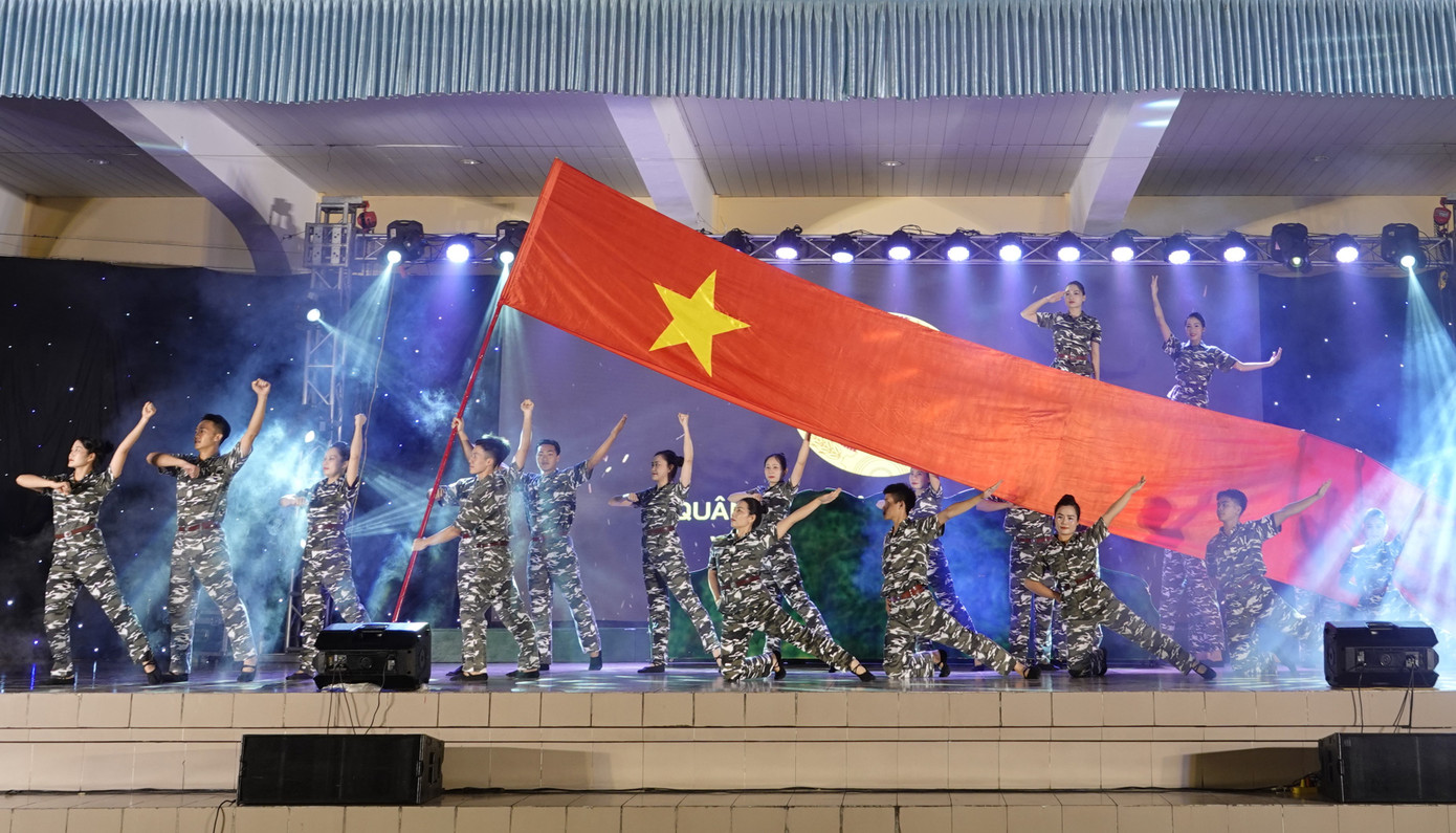 Tại chương trình giao lưu, tuổi trẻ Trường Sĩ quan Lục quân 1 và đơn vị kết nghĩa đã thể hiện tài năng với nhiều tiết mục trẻ trung, đặc sắc, thể hiện rõ nét tinh thần xung kích và khát vọng cống hiến của thế hệ trẻ. Tại chương trình giao lưu, tuổi trẻ Trường Sĩ quan Lục quân 1 và đơn vị kết nghĩa đã thể hiện tài năng với nhiều tiết mục trẻ trung, đặc sắc, thể hiện rõ nét tinh thần xung kích và khát vọng cống hiến của thế hệ trẻ.