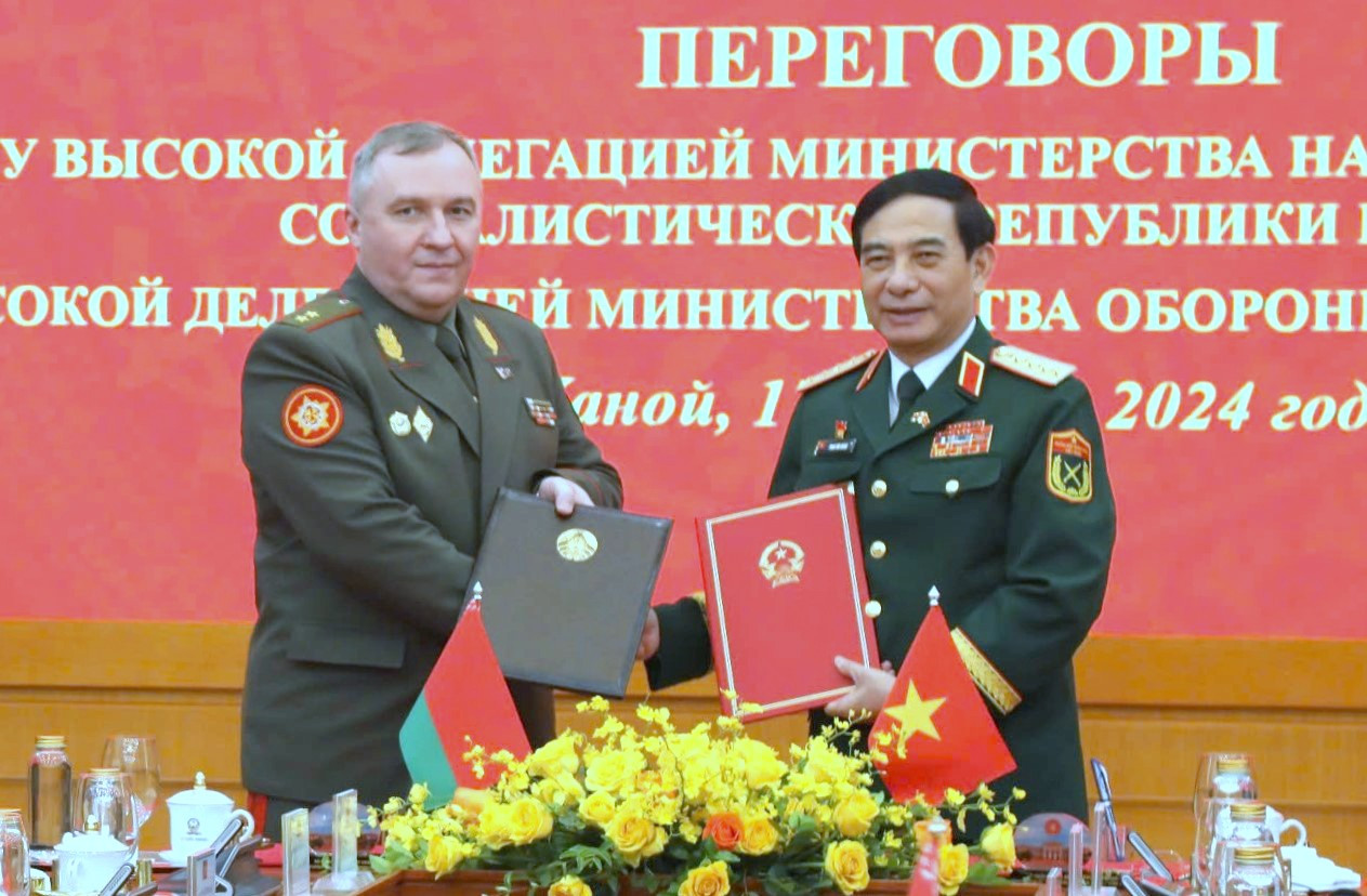 Đại tướng Phan Văn Giang và Trung tướng Khrenin Viktor Gennadievich ký kết các văn bản hợp tác.