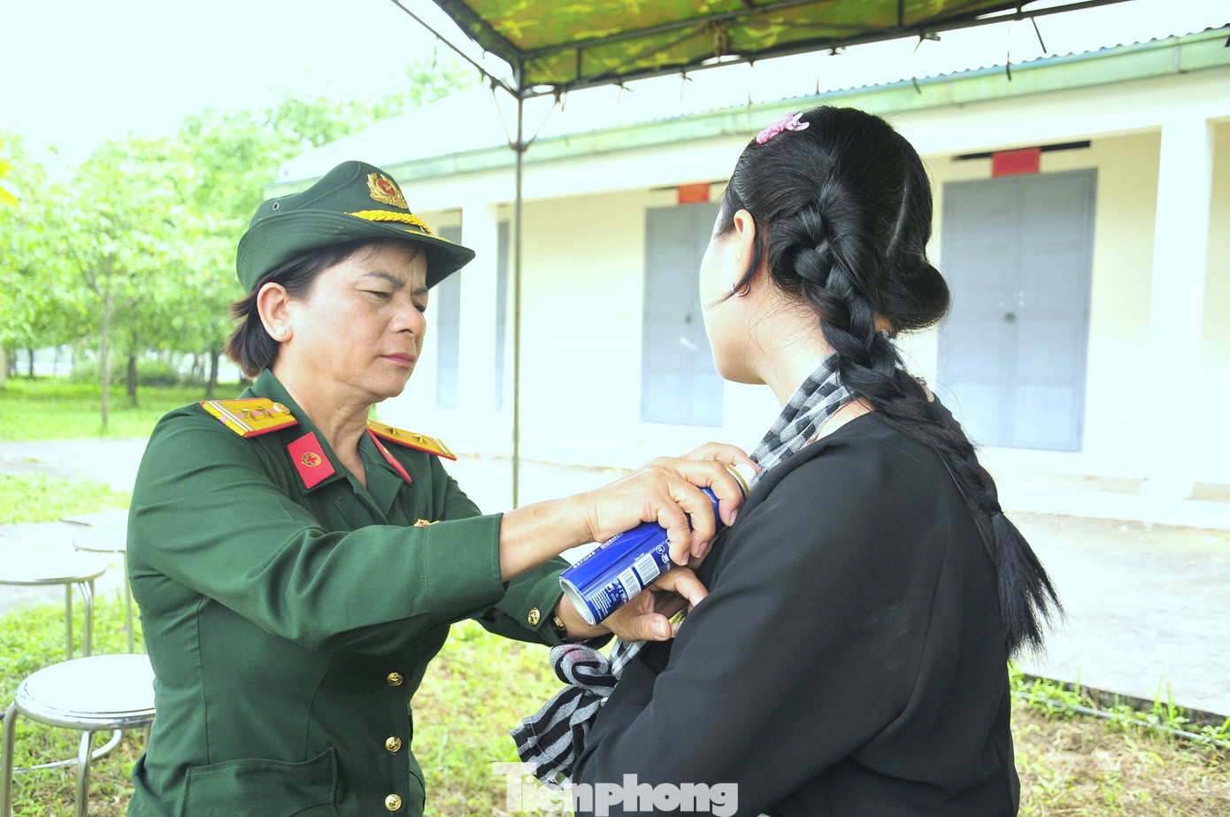 Đội ngũ quân y luôn túc trực ngoài thao trường để đảm bảo sức khỏe cho các nữ dân quân trong thời tiết khắc nghiệt.