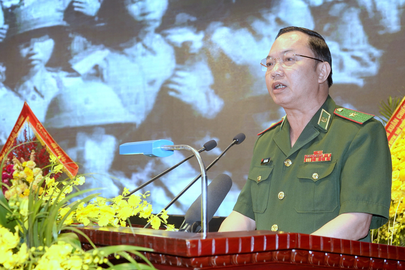 Thiếu tướng Trần Văn Bừng - Chủ nhiệm Chính trị BĐBP, đọc diễn văn tại buổi lễ, sáng 22/4.