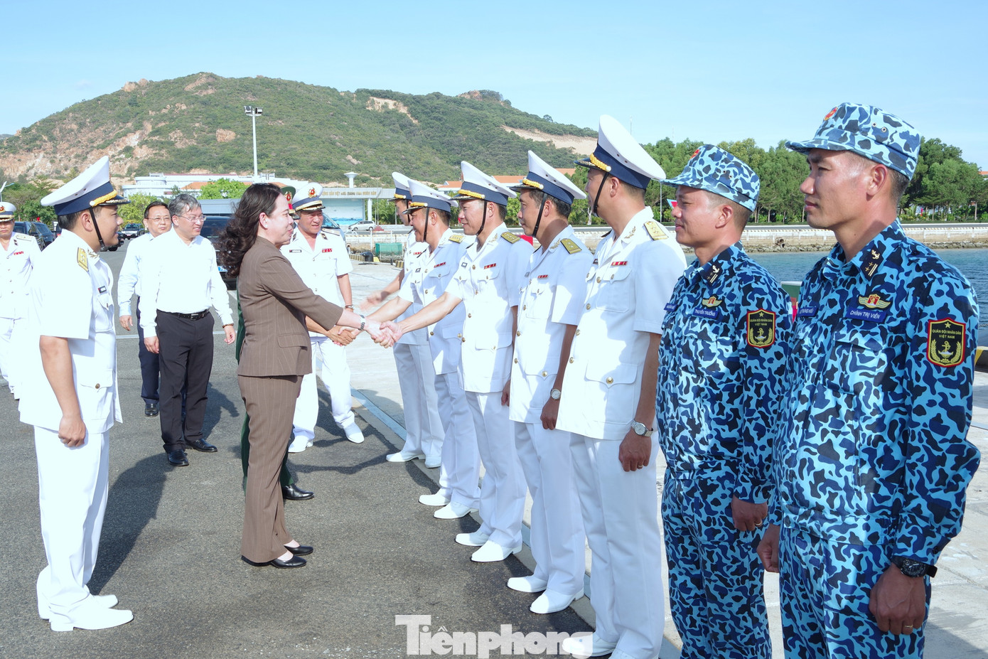 Cán bộ, chiến sĩ Lữ đoàn Tàu ngầm 189 đón Phó Chủ tịch nước Võ Thị Ánh Xuân tới thăm đơn vị, chiều 21/8. Ảnh: Văn Phòng Cán bộ, chiến sĩ Lữ đoàn Tàu ngầm 189 đón Phó Chủ tịch nước Võ Thị Ánh Xuân tới thăm đơn vị, chiều 21/8. Ảnh: Văn Phòng