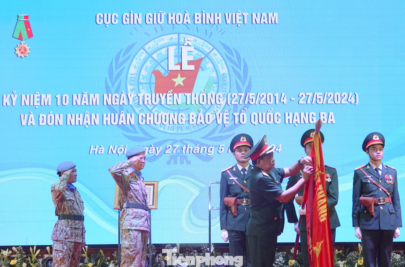 Thượng tướng Hoàng Xuân Chiến - Thứ trưởng Bộ Quốc phòng, trao Huân chương Bảo vệ Tổ quốc hạng Ba tặng Đội Công binh số 1.