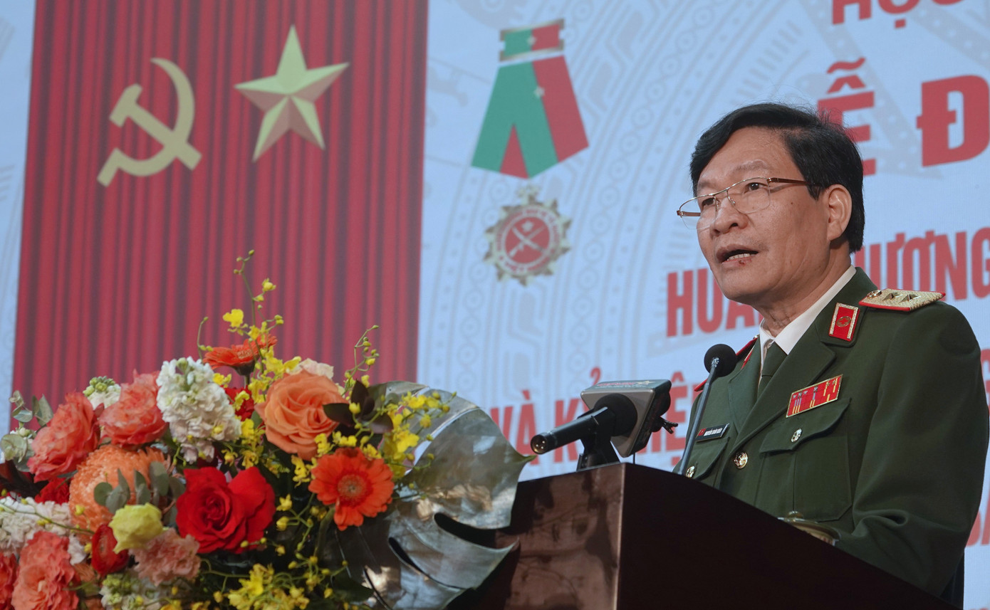 Trung tướng Nguyễn Xuân Kiên - Giám đốc Học viện Quân y, trình bày diễn văn tại buổi lễ.