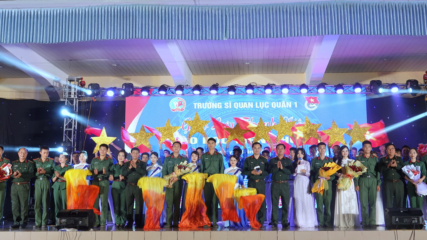 Lãnh đạo, chỉ huy Trường Sĩ quan Lục quân 1 tặng hoa chúc mừng tuổi trẻ nhà trường tại đêm giao lưu. Lãnh đạo, chỉ huy Trường Sĩ quan Lục quân 1 tặng hoa chúc mừng tuổi trẻ nhà trường tại đêm giao lưu.