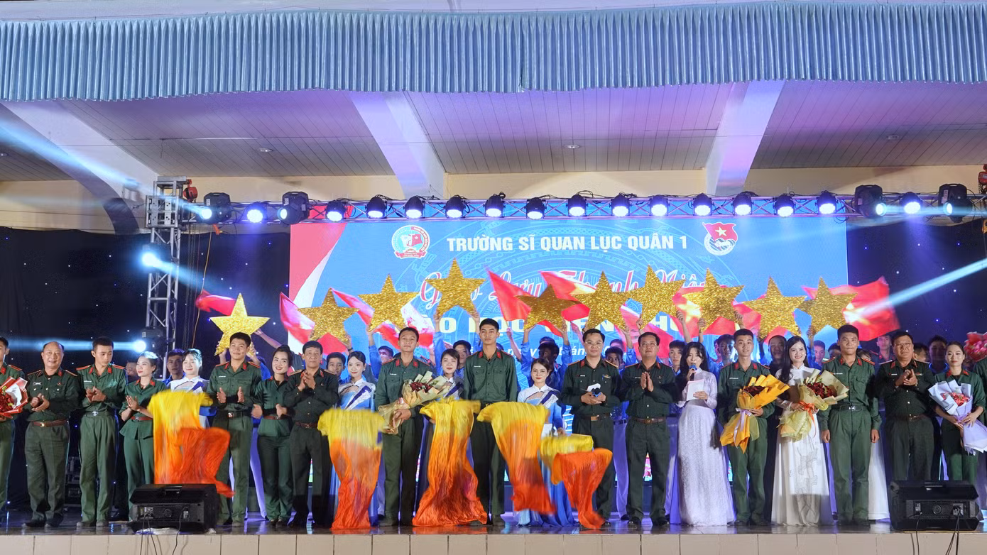 Lãnh đạo, chỉ huy Trường Sĩ quan Lục quân 1 tặng hoa chúc mừng tuổi trẻ nhà trường tại đêm giao lưu. Lãnh đạo, chỉ huy Trường Sĩ quan Lục quân 1 tặng hoa chúc mừng tuổi trẻ nhà trường tại đêm giao lưu.