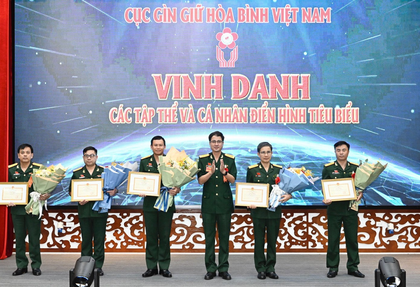 Đại tá Phạm Mạnh Thắng - Cục trưởng Cục GGHB Việt Nam, trao thưởng các tập thể, cá nhân điển hình tiên tiến xuất sắc trong phong trào Thi đua Quyết thắng 5 năm qua.